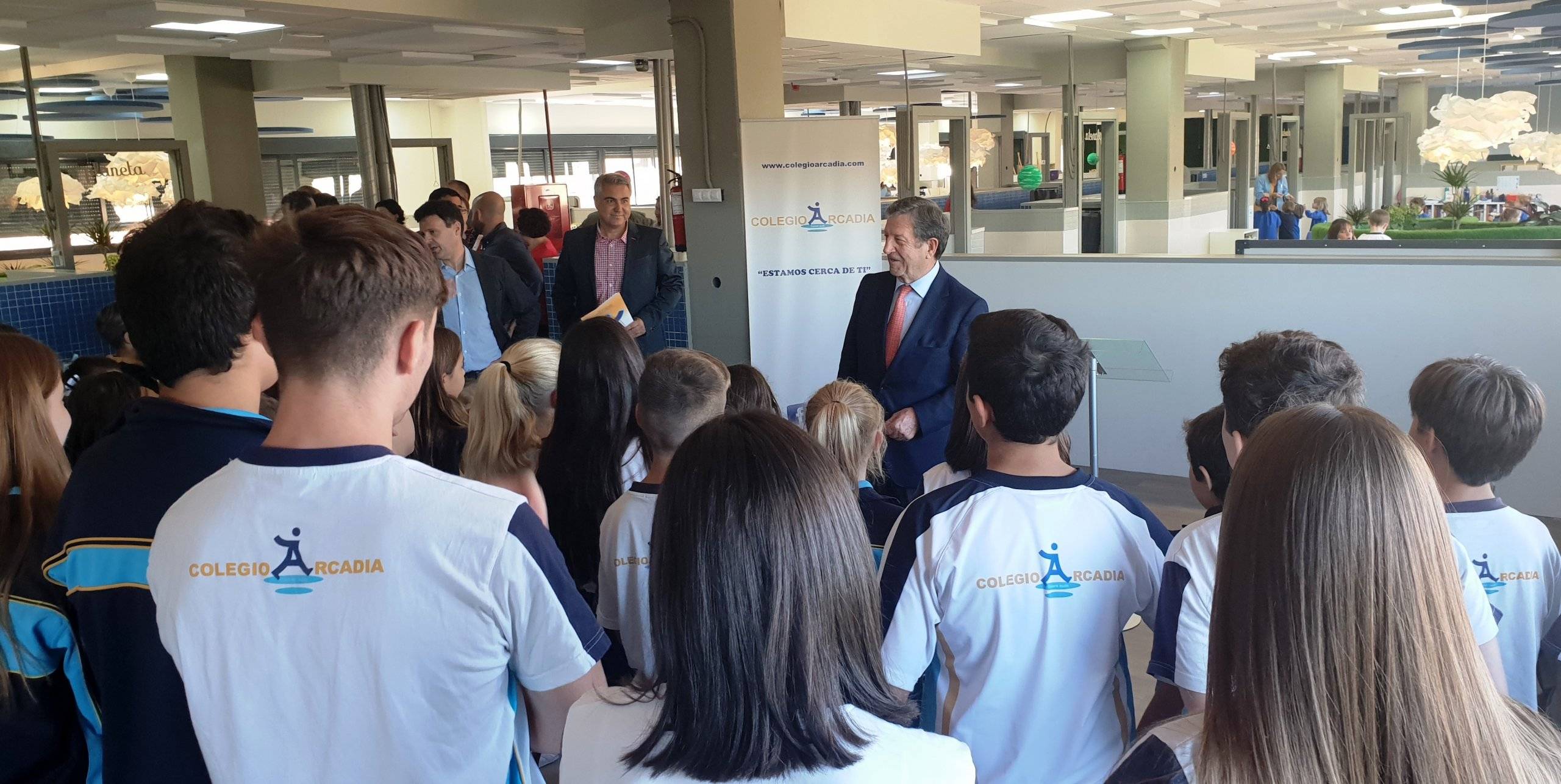 El alcalde durante la visita al nuevo espacio del colegio Arcadia