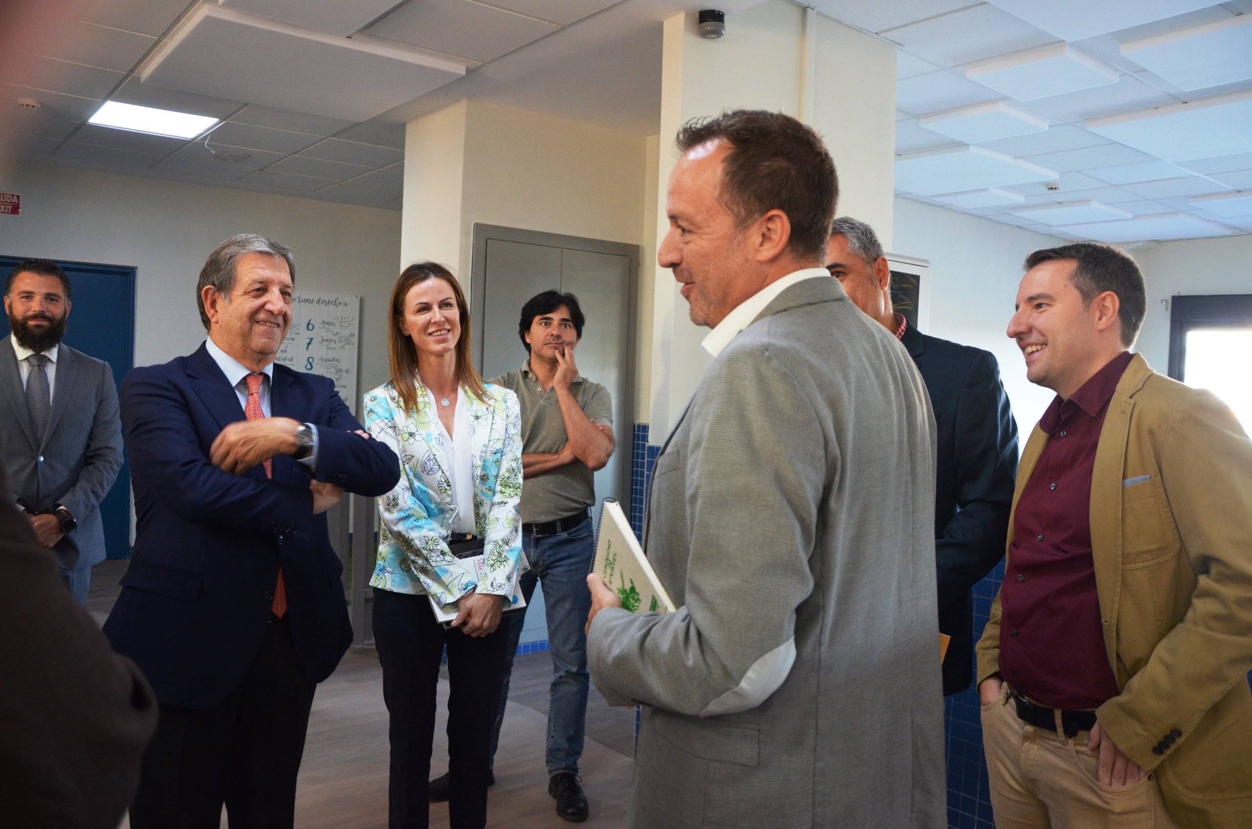 El alcalde durante la visita al nuevo espacio del colegio Arcadia