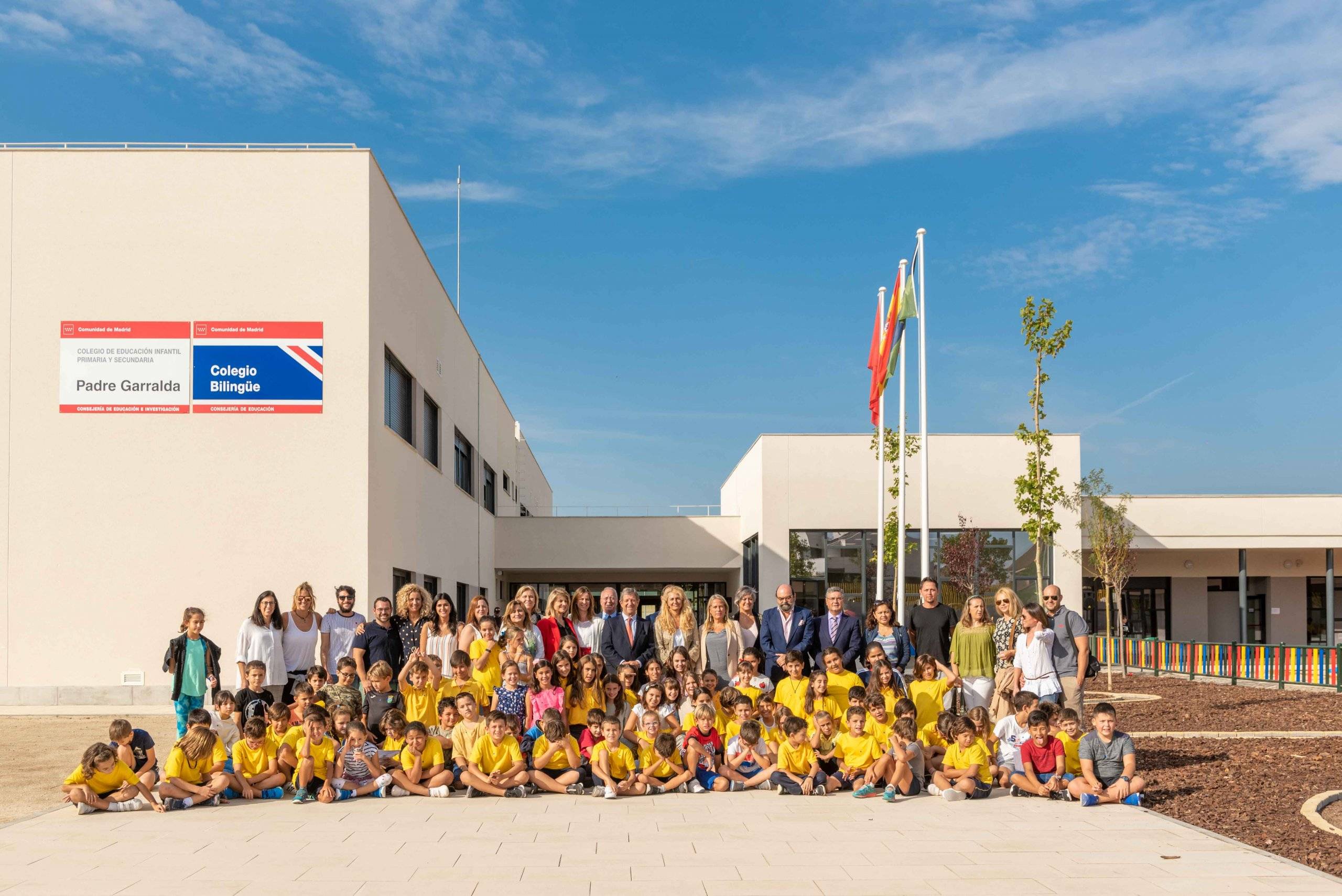 Foto de familia tras inauguración del colegio