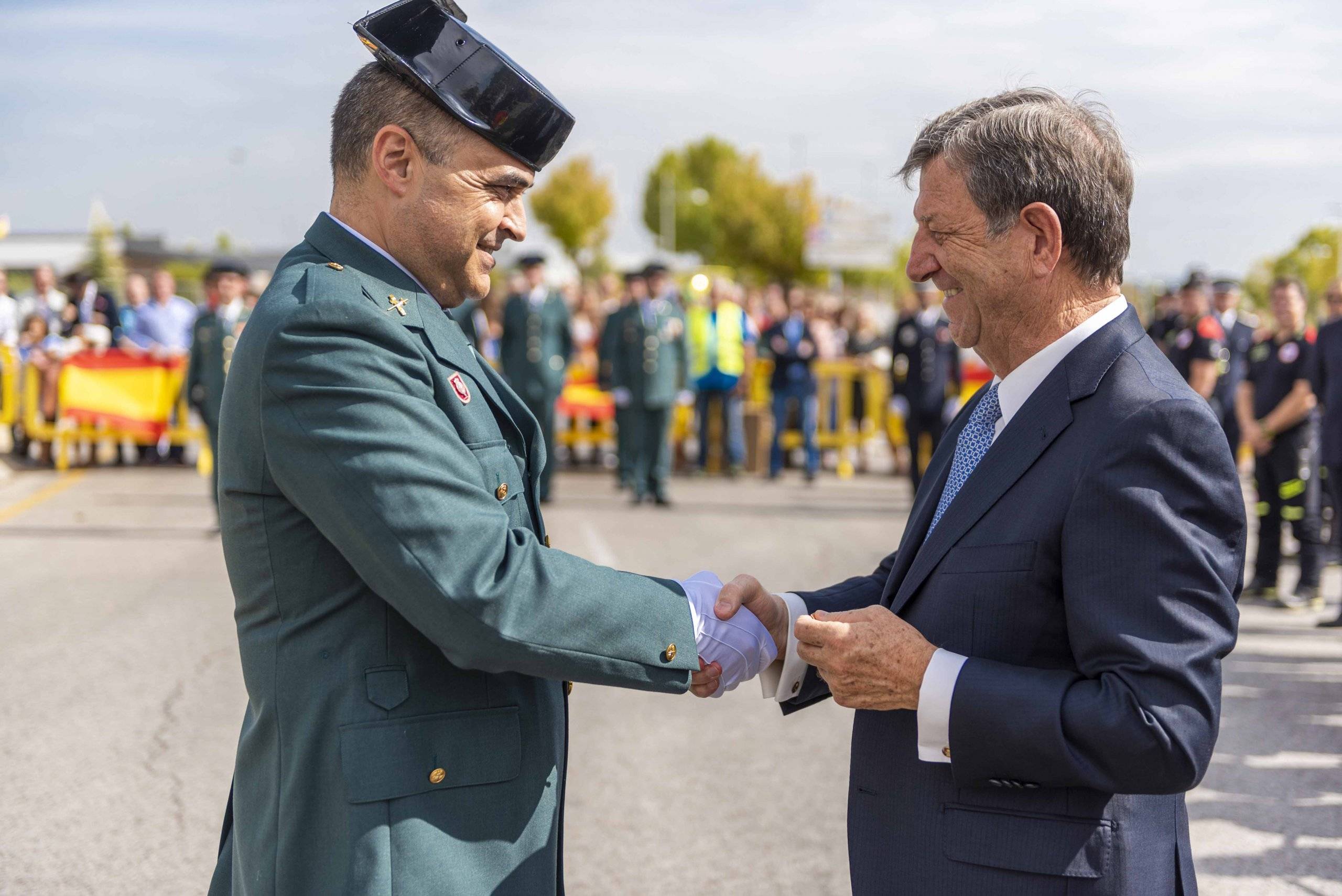 El alcalde felicitando a un guardia civil por su condecoración