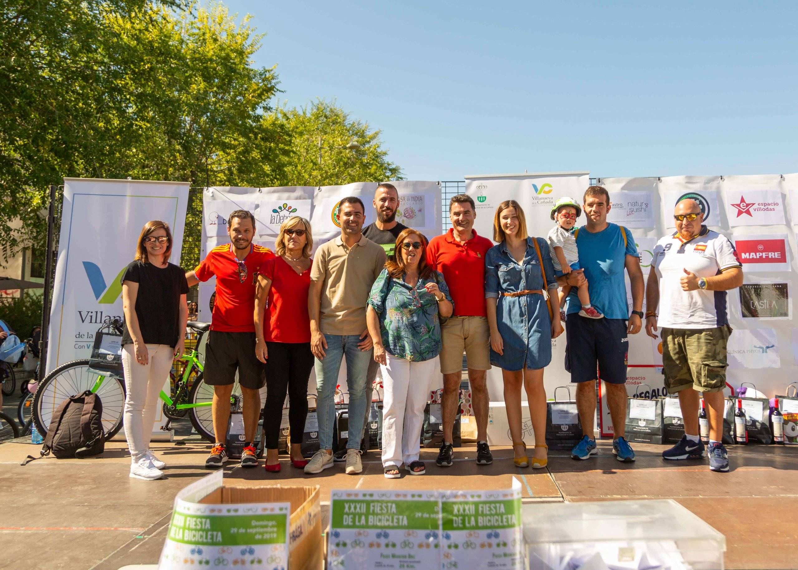 Patrocinadores junto a concejales