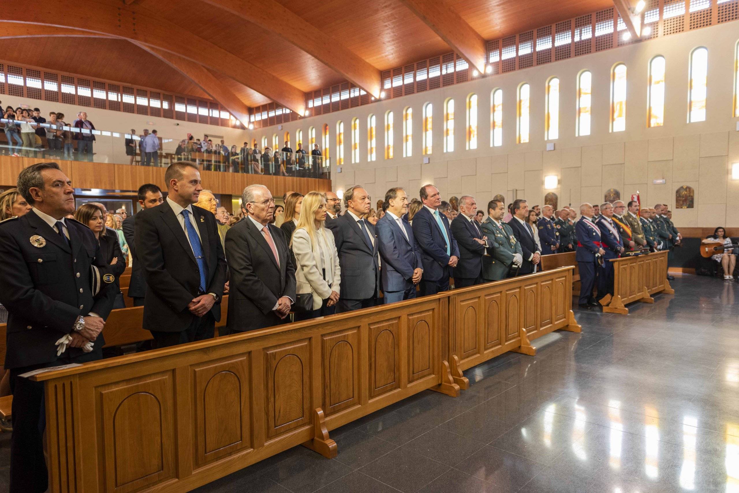 Autoridades durante la misa en honor a la Virgen del Pilar