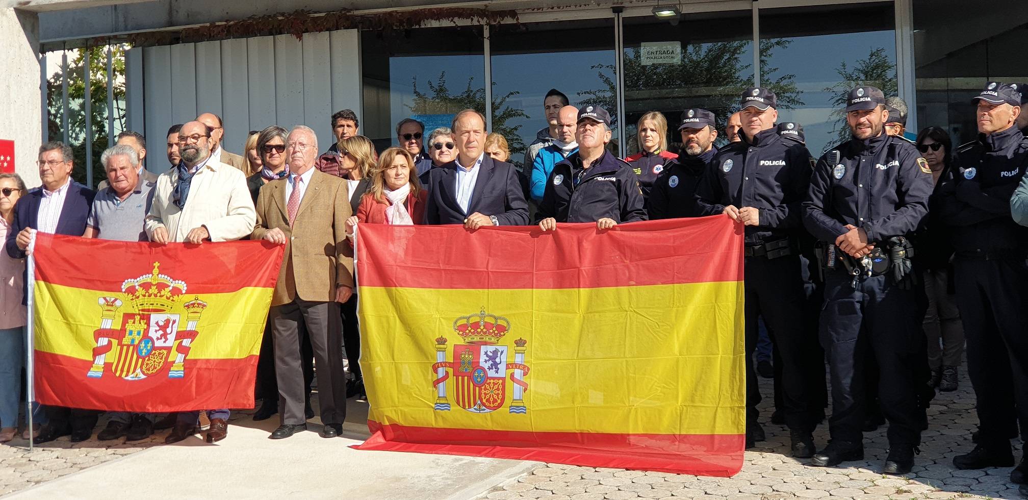 Autoridades locales, vecinos y miembros de Cuerpos de Seguridad