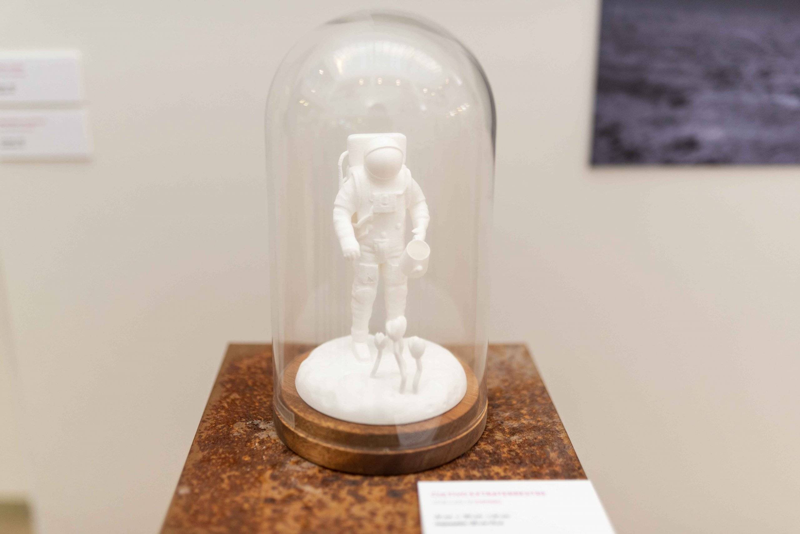 Escultura de un astronauta