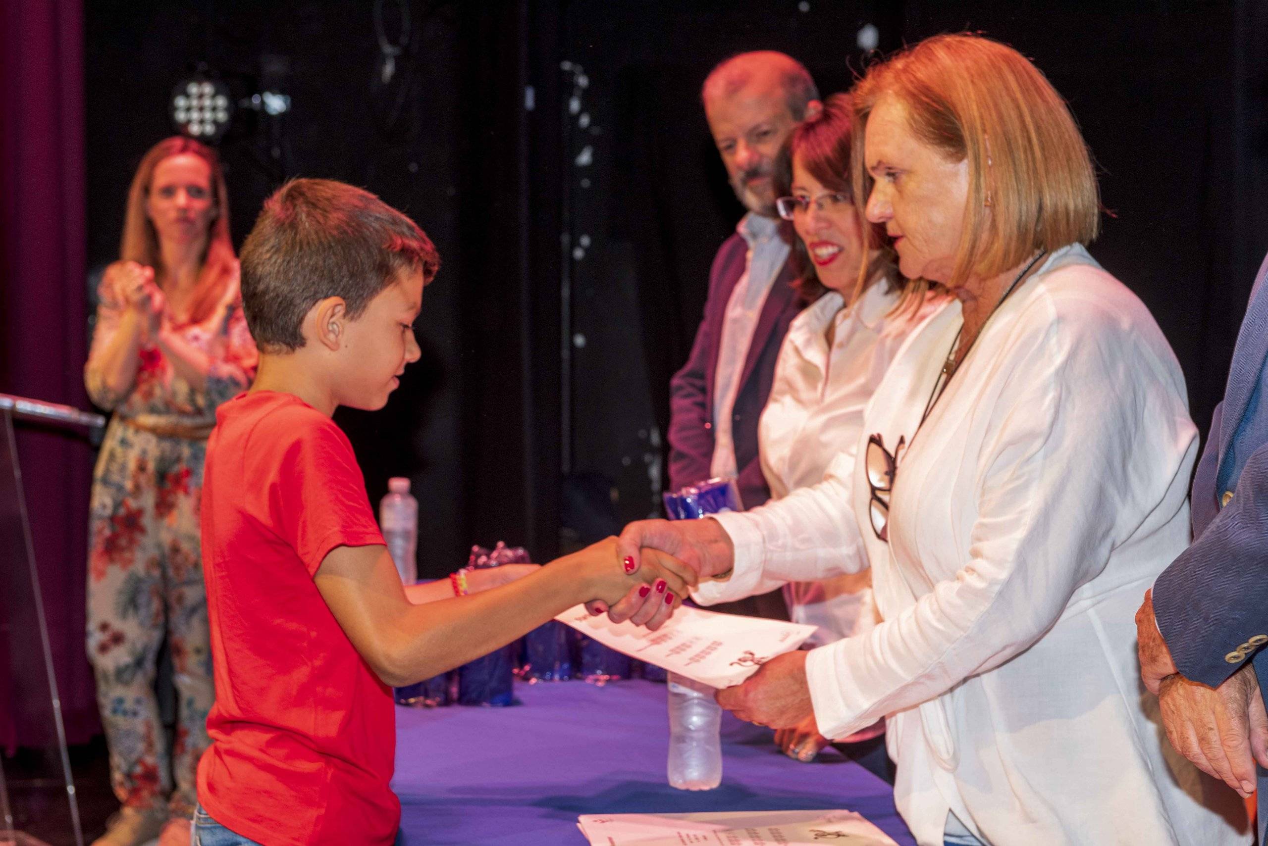 La directora de la Escuela de Inglés entregando un diploma