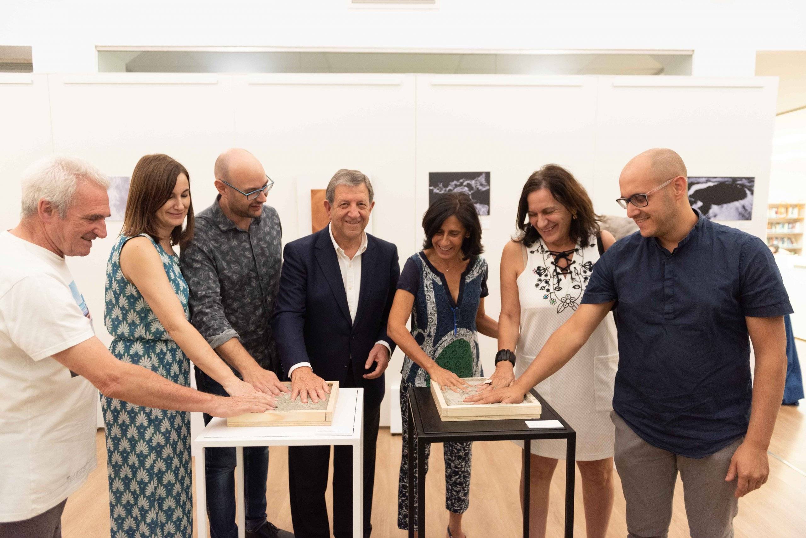 El alcalde y artistas plasmando la huella de su mano