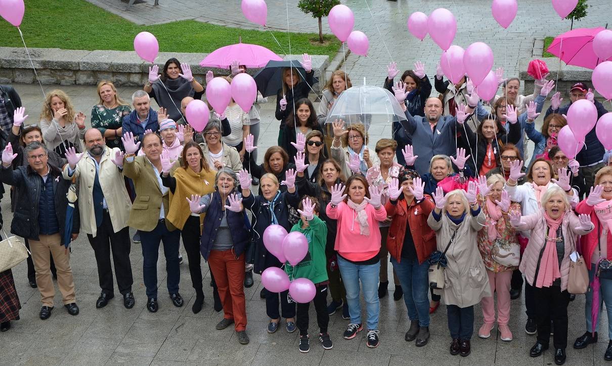 Participantes mostrando las manos con guantes rosas