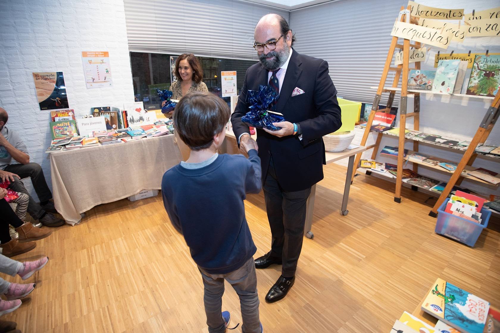 El concejal de Cultura entrega un premio a uno de los participantes del juego "Pasaporte Lector".