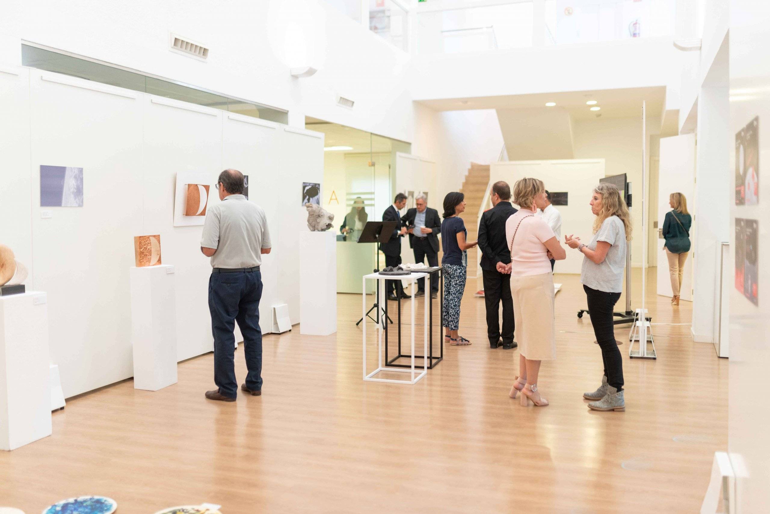 Público visitando la exposición