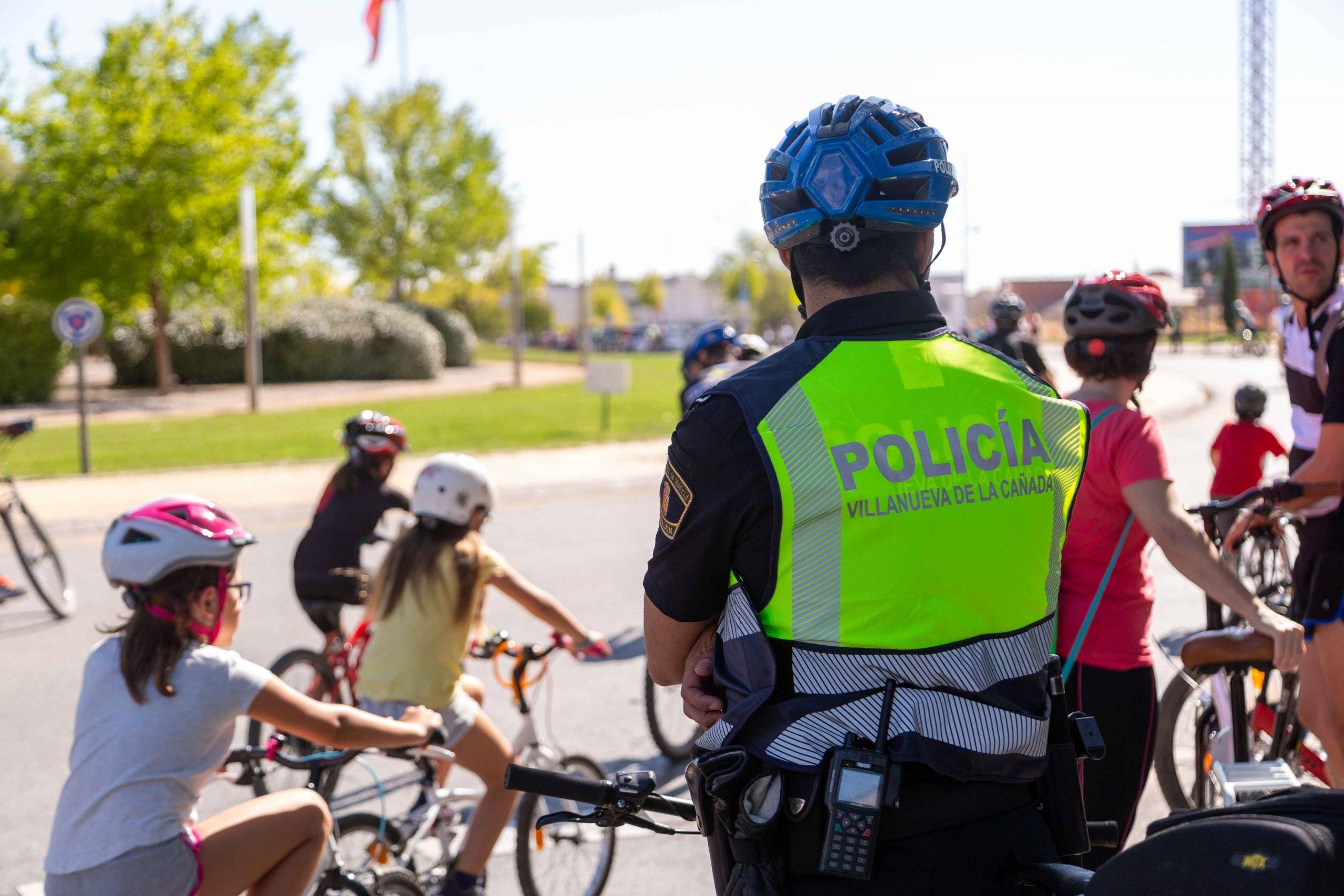 Participantes junto a un agente de Policía Local