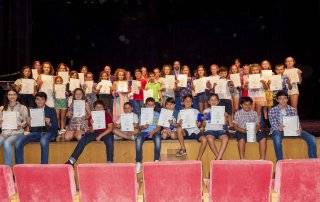 Foto de familia tras la entrega de diplomas