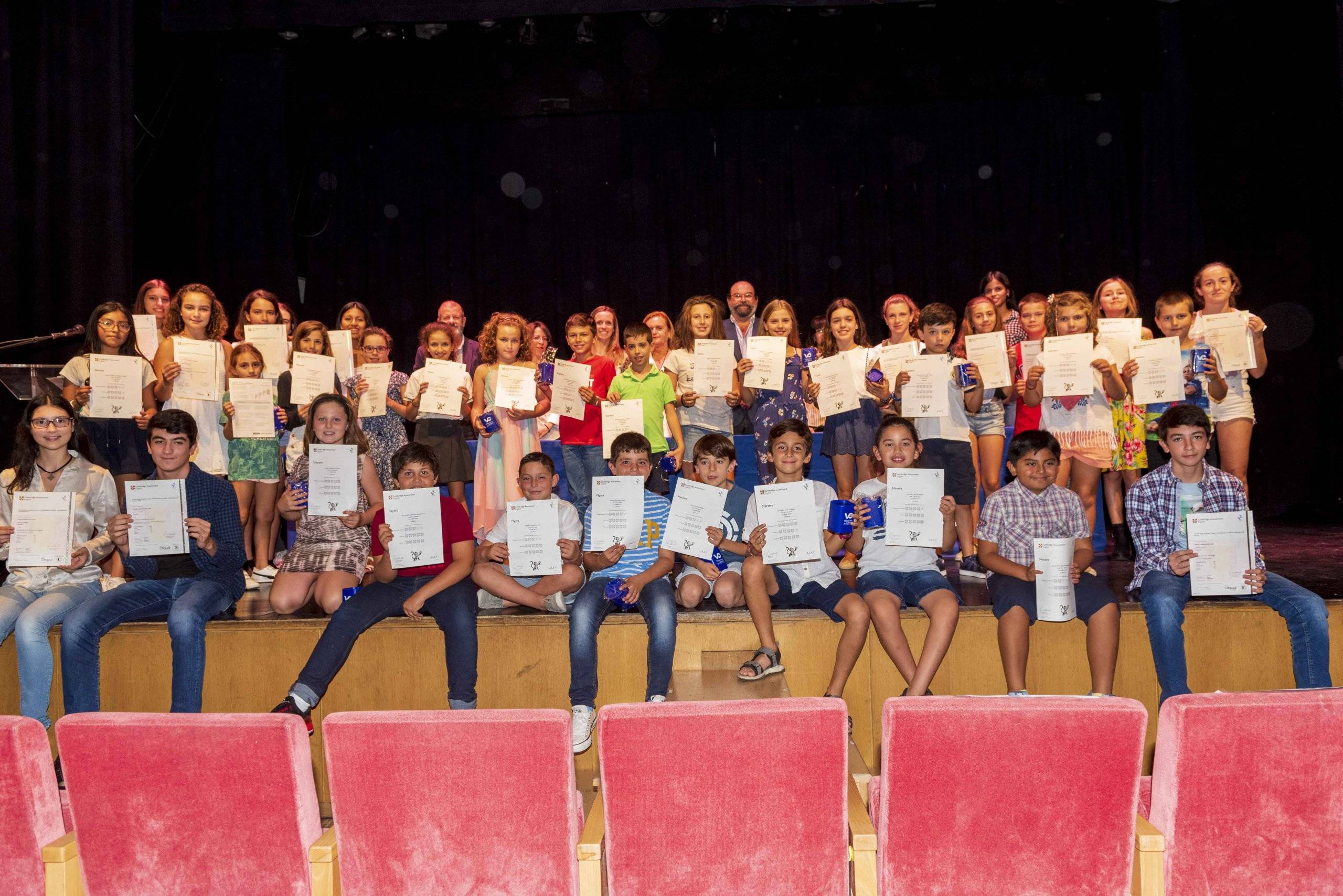 Foto de familia tras la entrega de diplomas