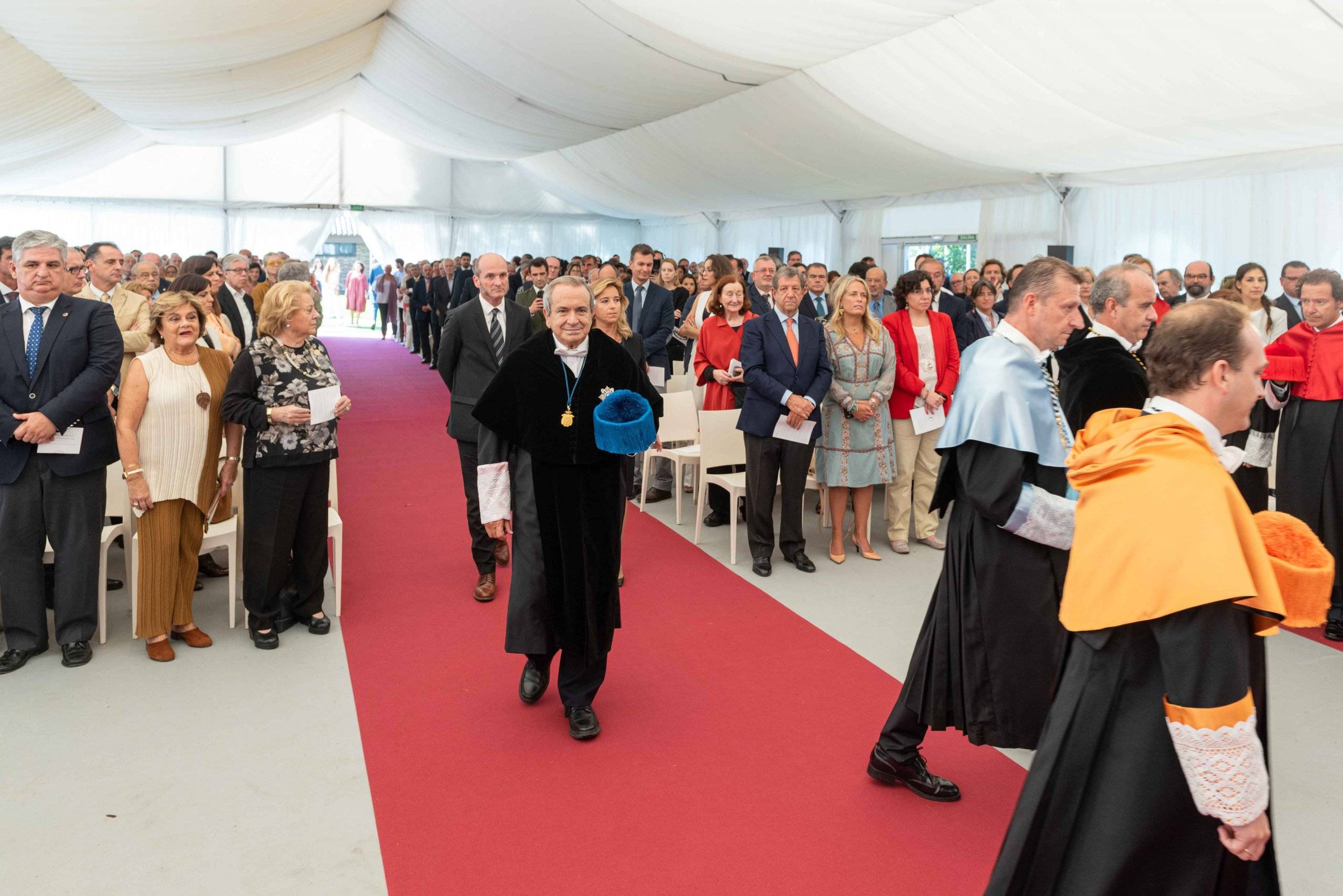 Autoridades entrando en el lugar de la ceremonia