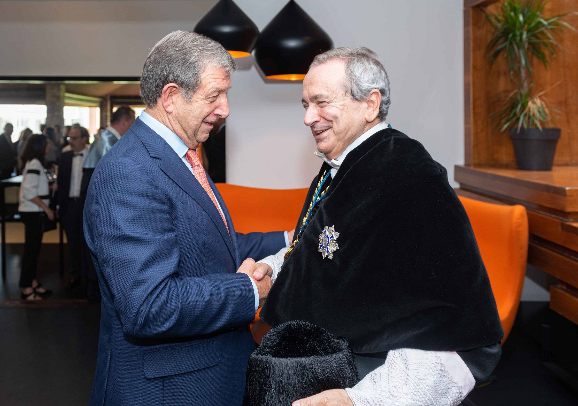 El alcalde felicitando al nuevo rector de la UCJC