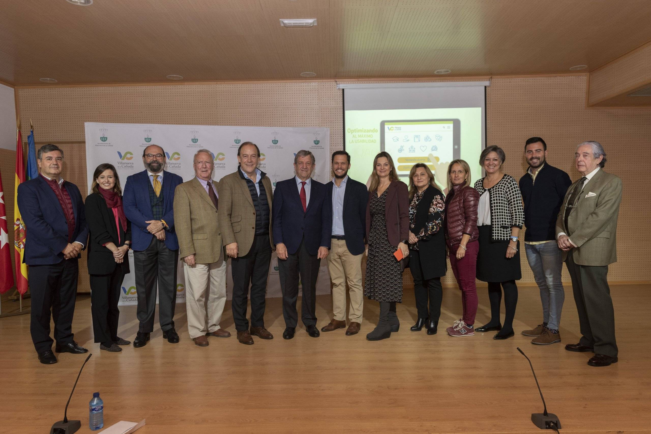 Foto de familia del alcalde junto a concejales.