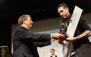 Luis Partida entrega a Marc Smith el trofeo.