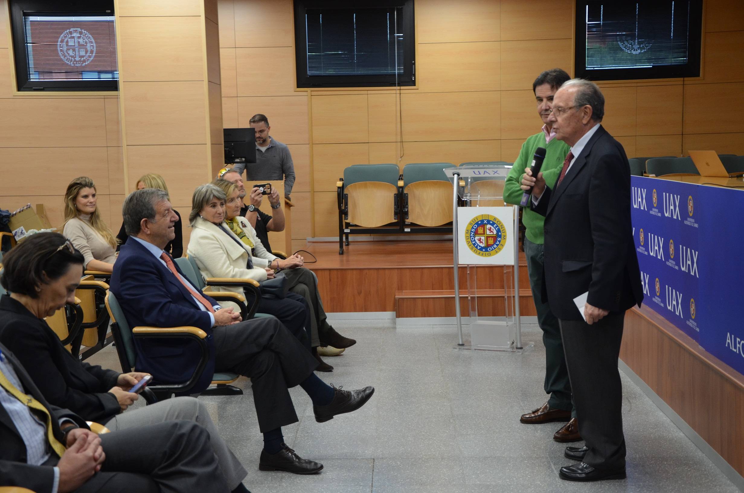 El rector de la UAX, J.Domínguez de Posada, y el periodista José Ramón de la Morena al inicio del acto.