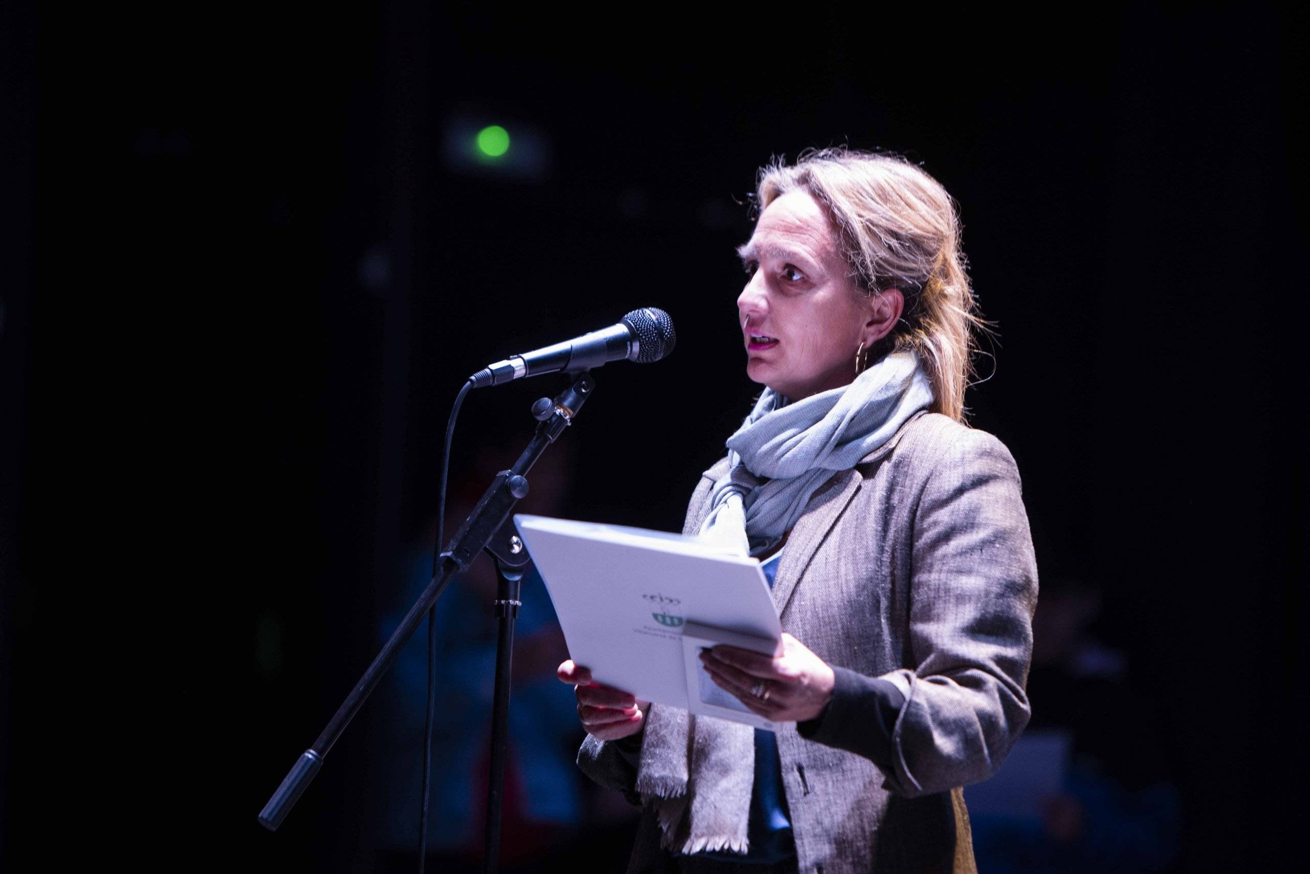 La concejala de Mujer, Patricia Fernández, dando la bienvenida al acto.