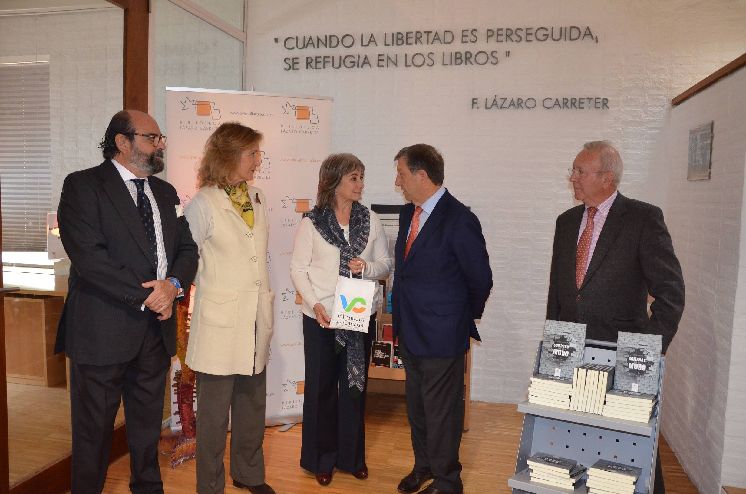 Alcalde y concejales junto a la escritora y la presidenta de la ACH.