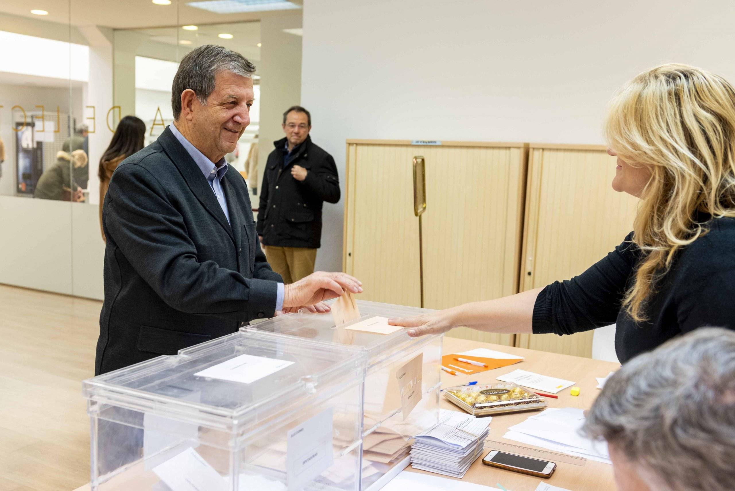 El alcalde, Luis Partida, votando.