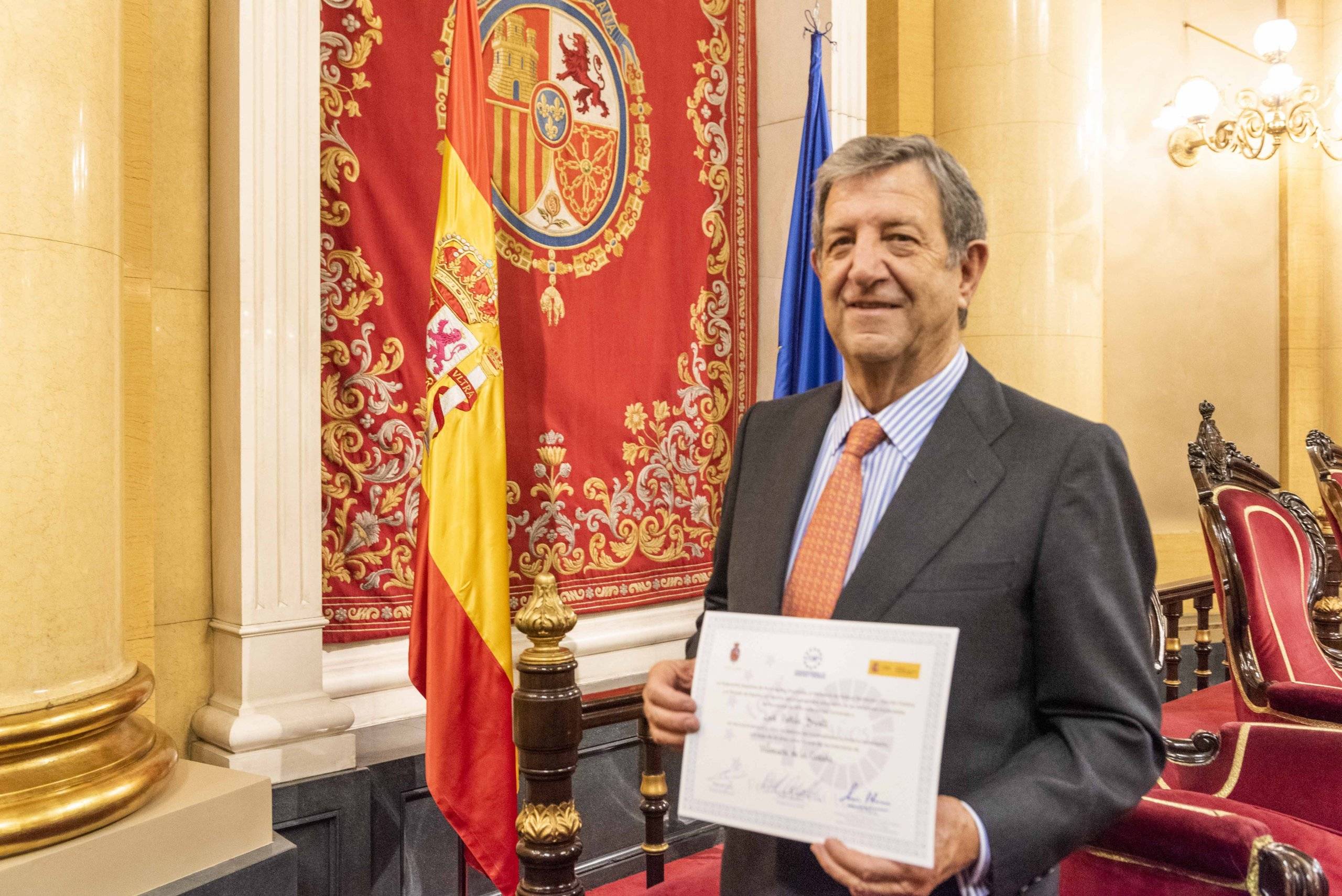 El alcalde, Luis Partida, con el galardón de la FEMP recibido en el Senado.
