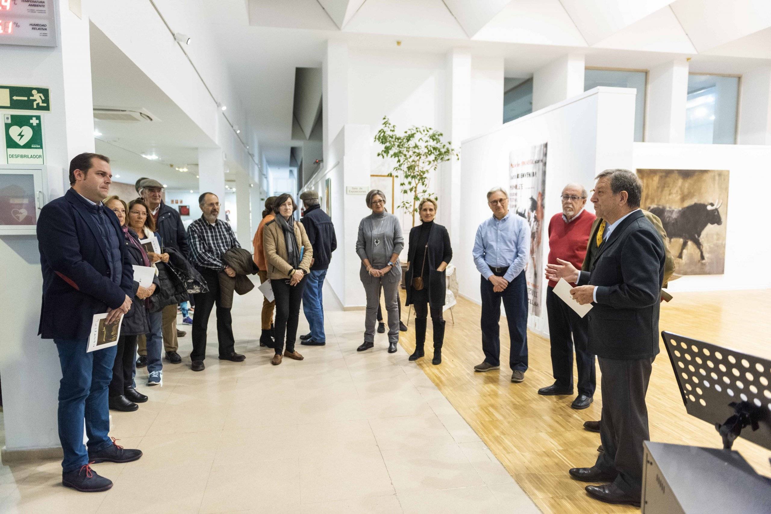 El alcalde, Luis Partida, inaugurando las exposiciones.