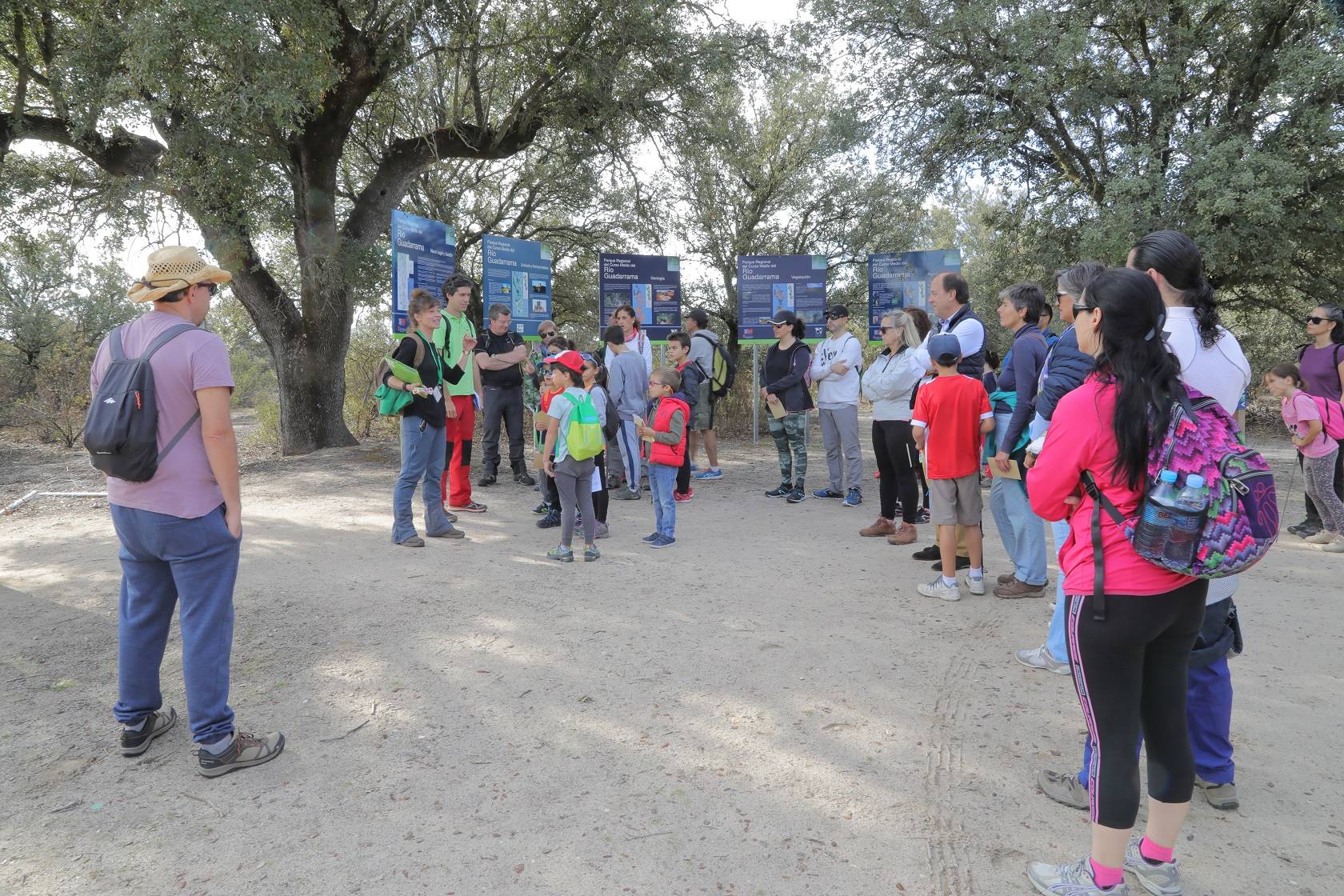 Participantes en la ruta guiada.