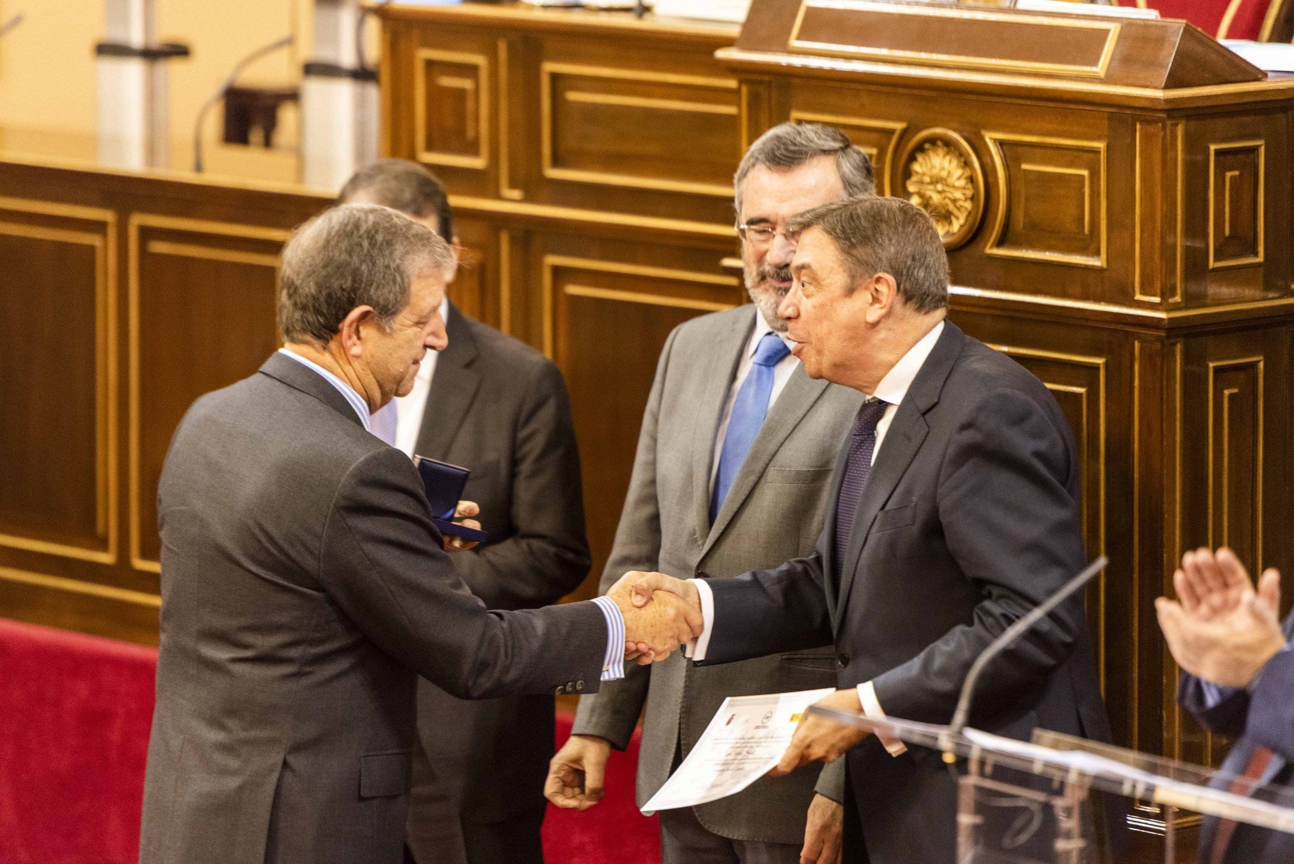 Momento de entrega del galardón de la FEMP al alcalde por el Ministro de Política Territorial en funciones.