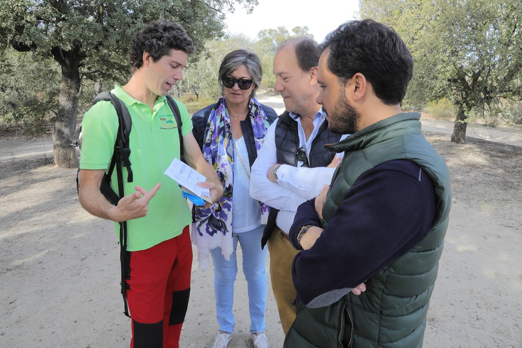 El teniente de alcalde, junto a los concejales de Transportes y Nuevas Tecnologías, conversa con uno de los guías.