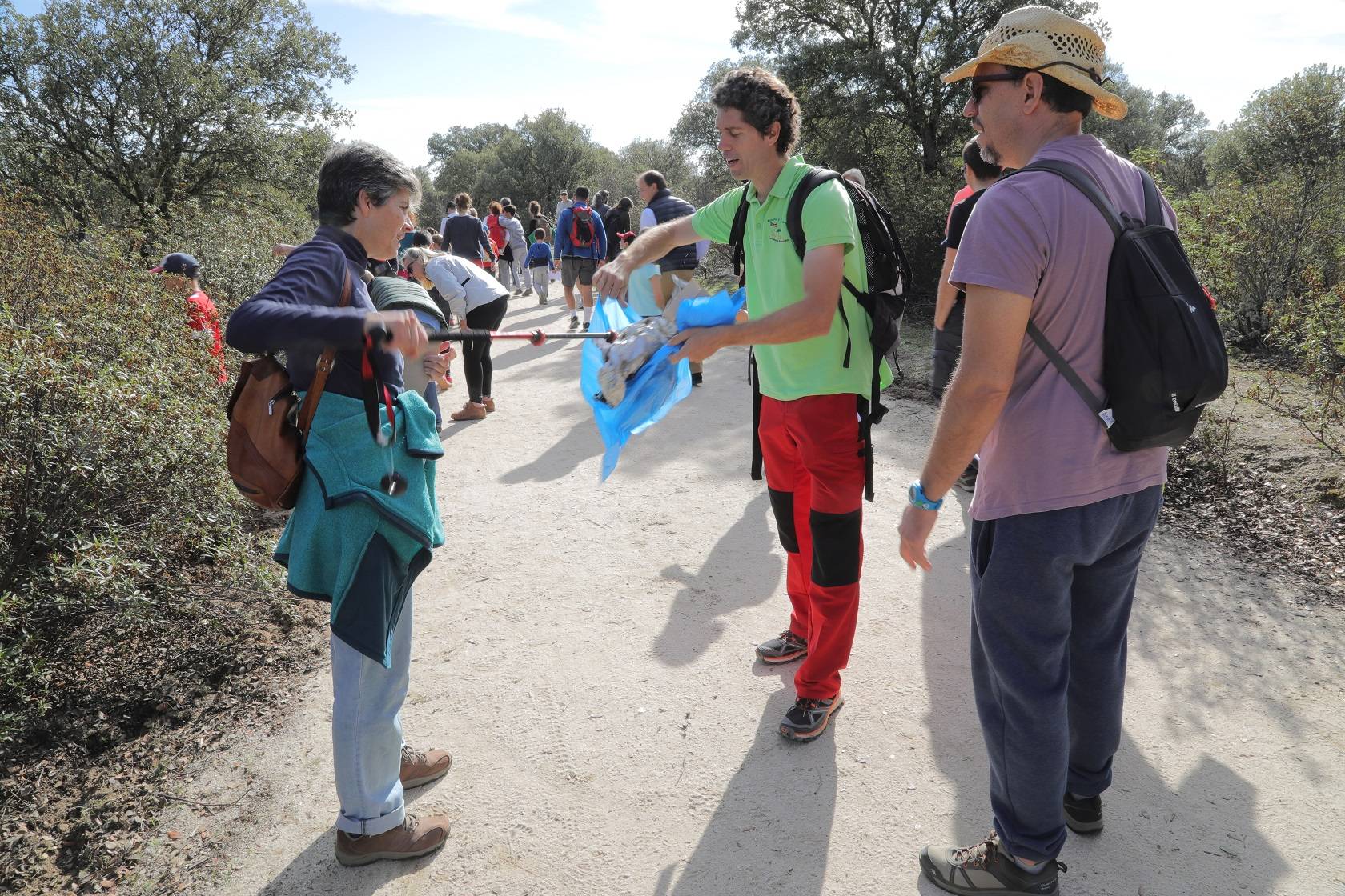 Participantes recogiendo desechos durante la ruta.