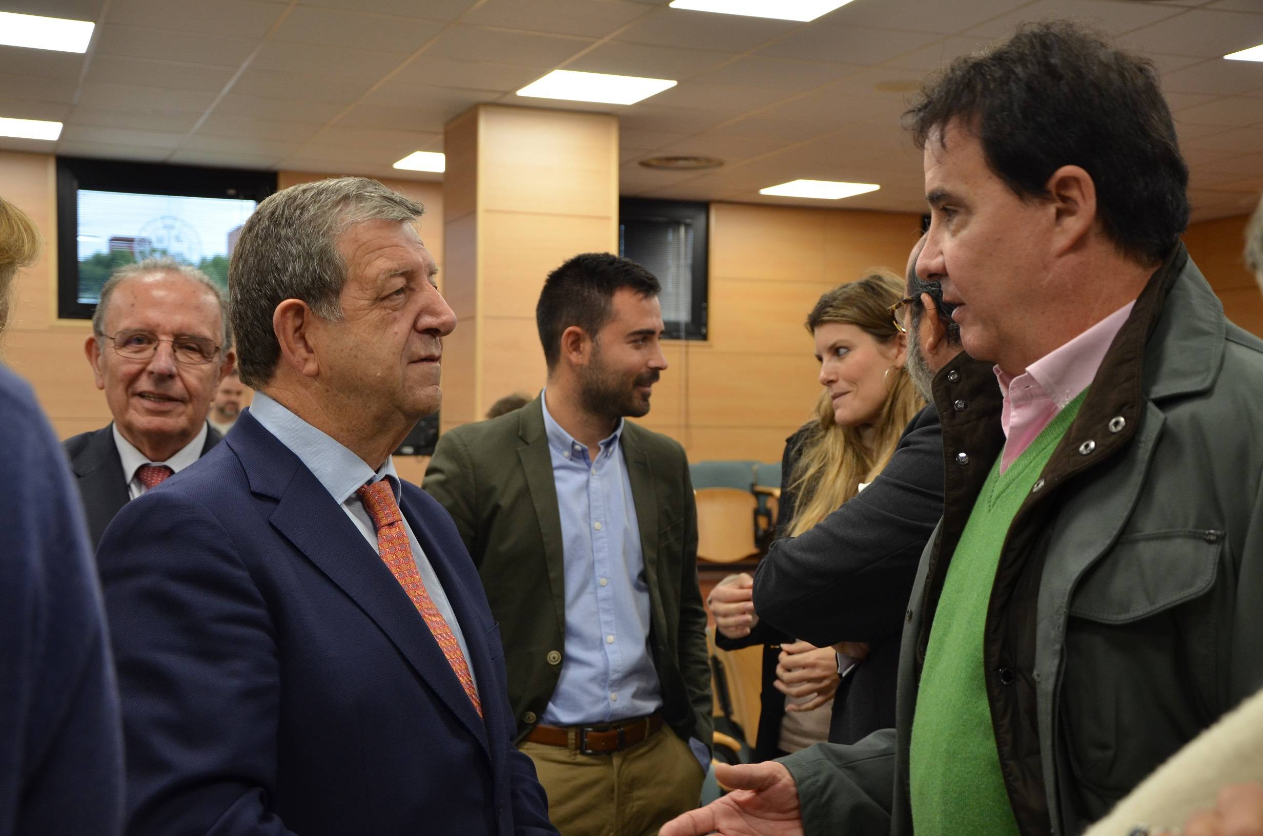 El alcalde conversando con el periodista José Ramón de la Morena.