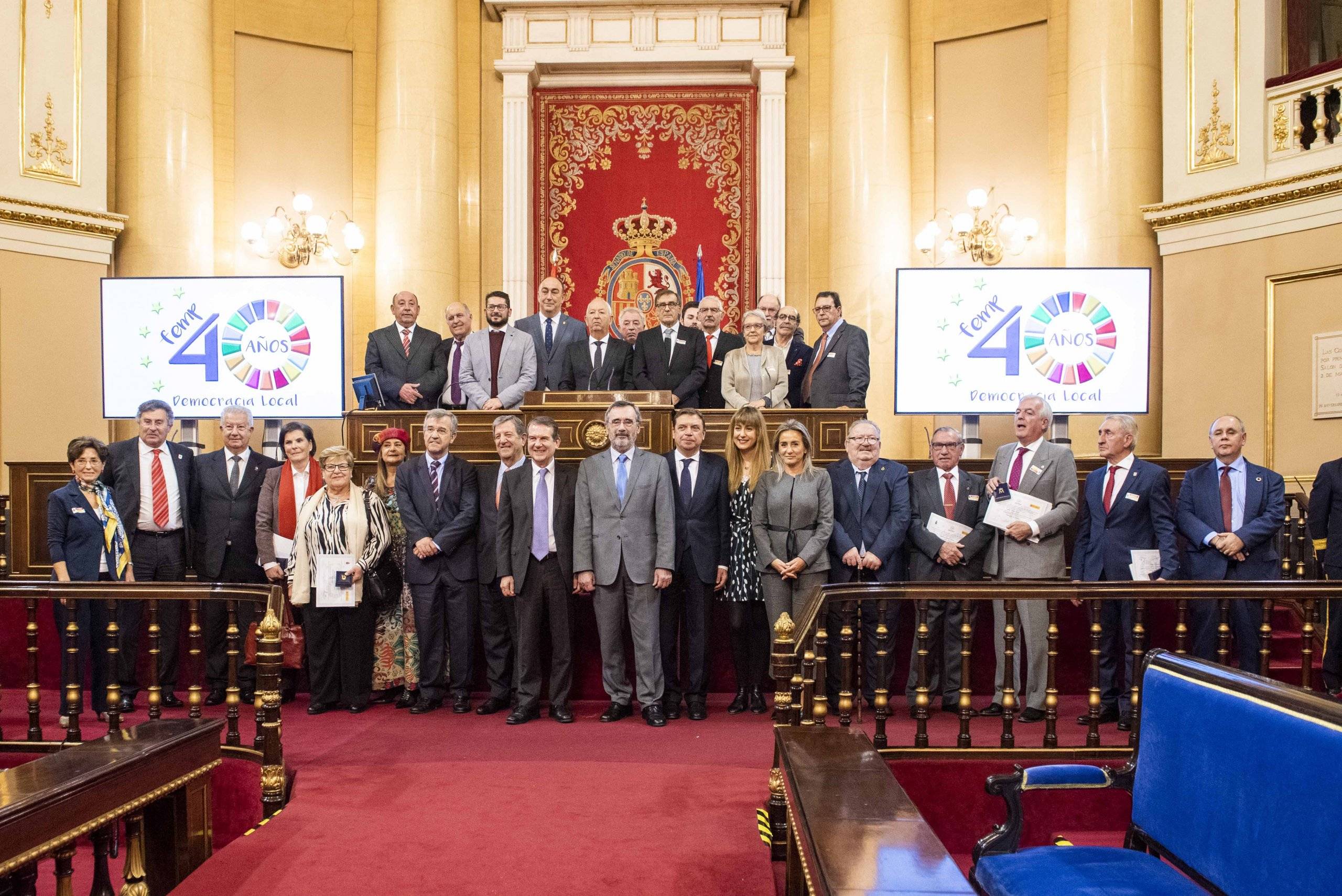 Foto de familia del Acto Homenaje al Municipalismo celebrado en el Senado.