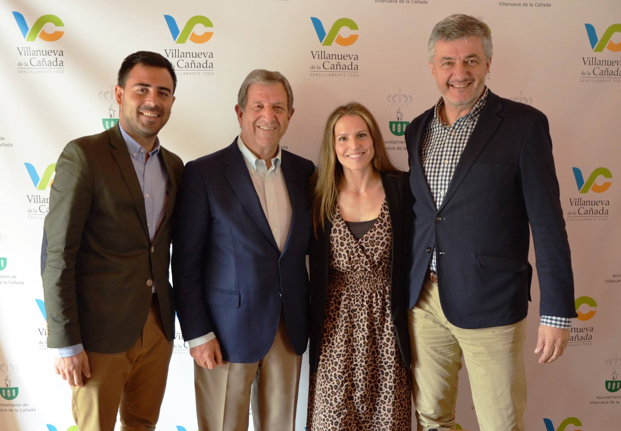 El alcalde y concejal de Deportes junto al presidente de la FMDDF y la deportista Sara Andrés.
