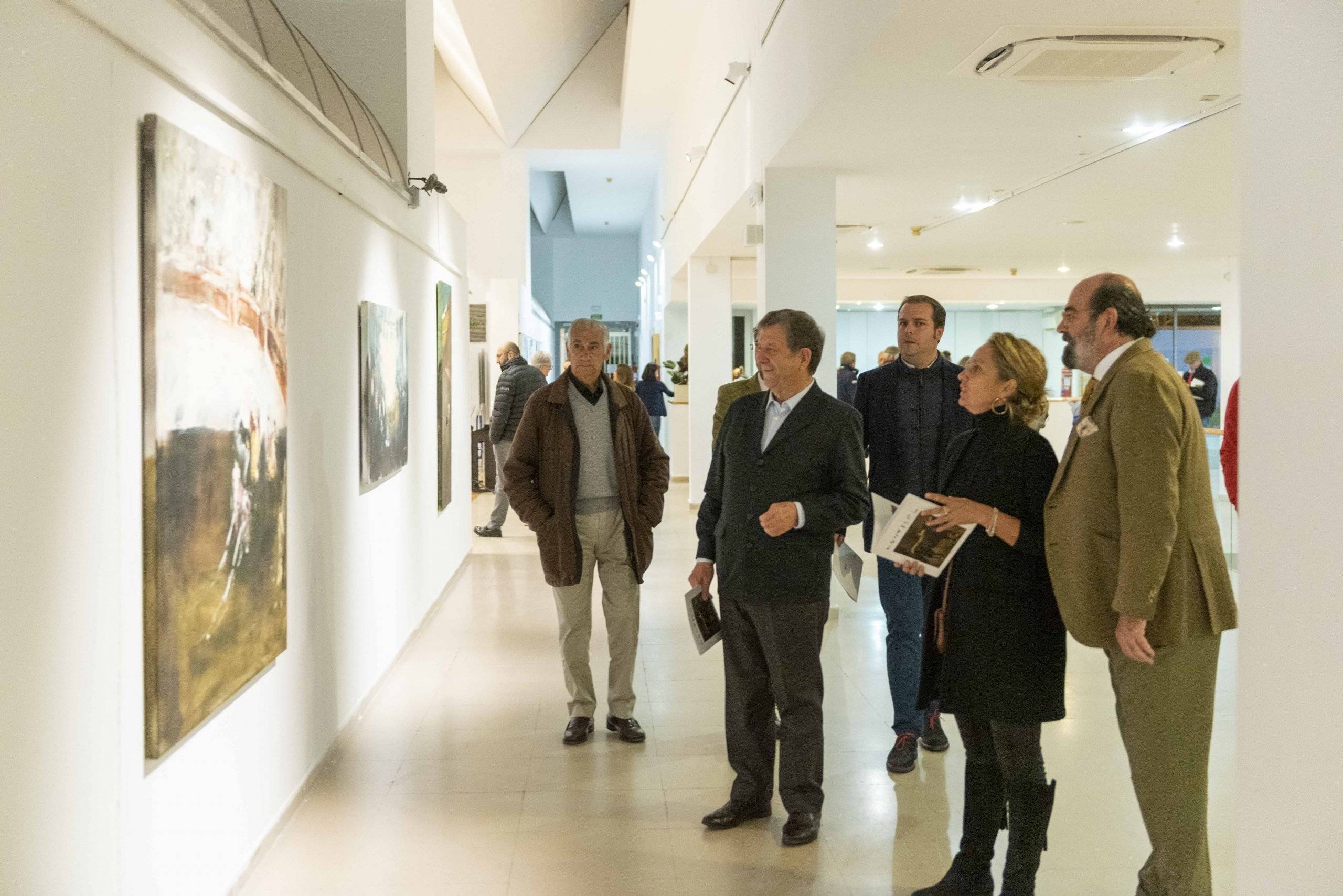 Autoridades visitando la exposición de Montesol.