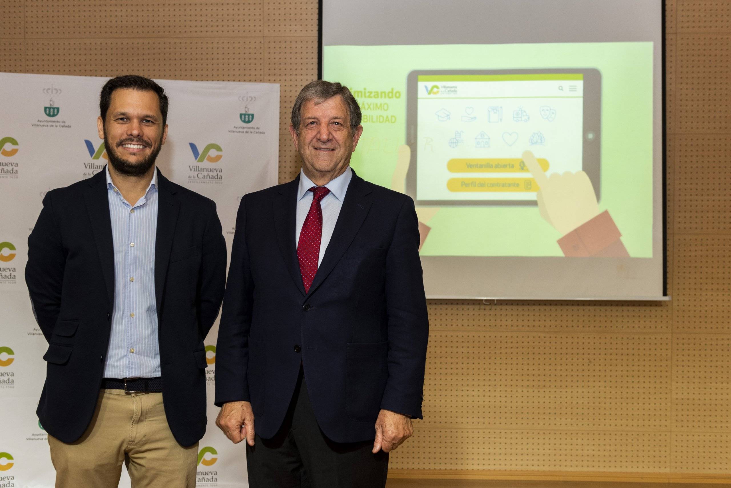 El concejal de Nuevas Tecnologías, José Luis López Serrano, y el alcalde, Luis Partida, durante el acto de presentación de la nueva página web.