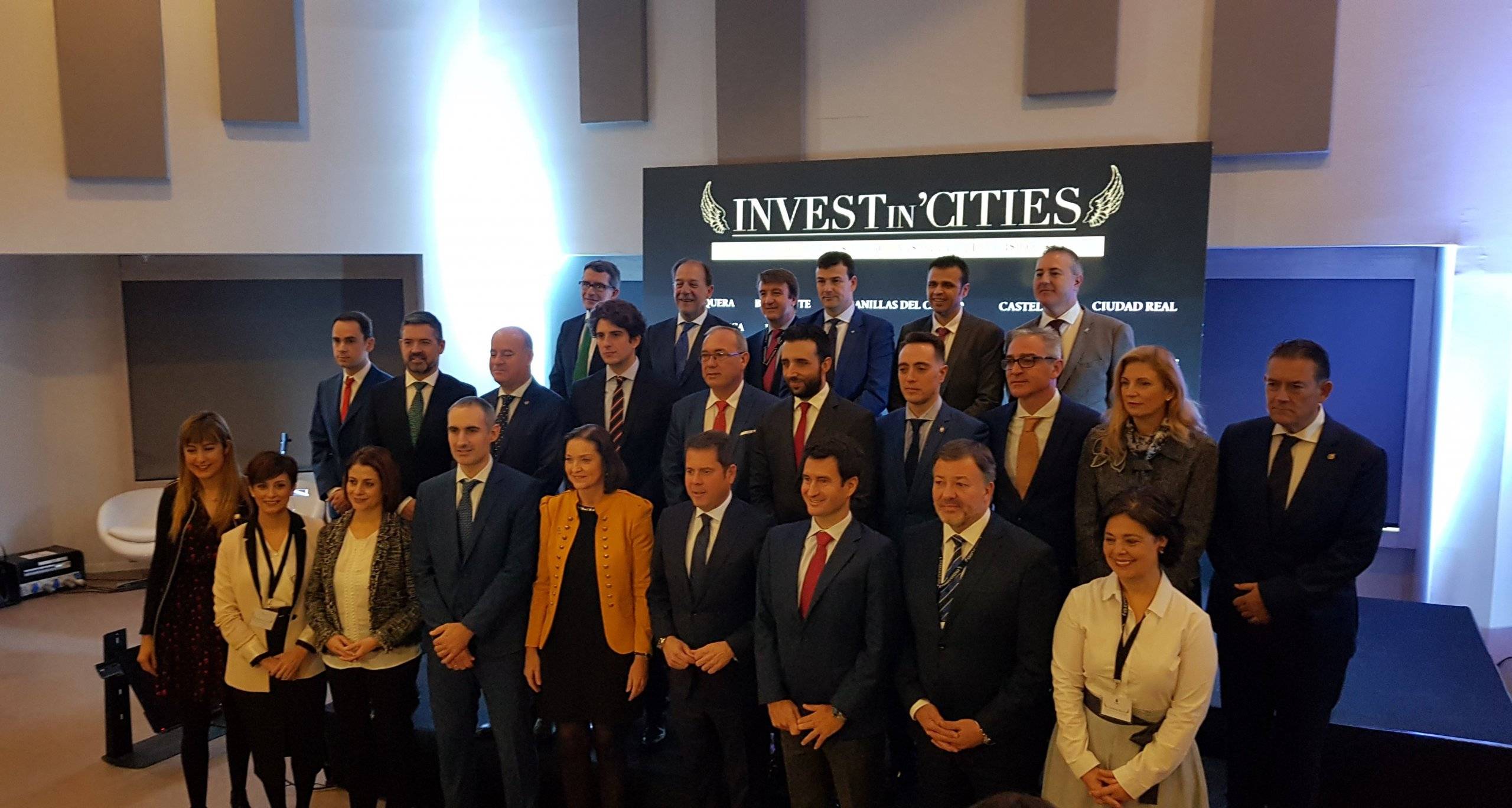 Autoridades de los municipios participantes junto a los organizadores y la ministra de Comercio.