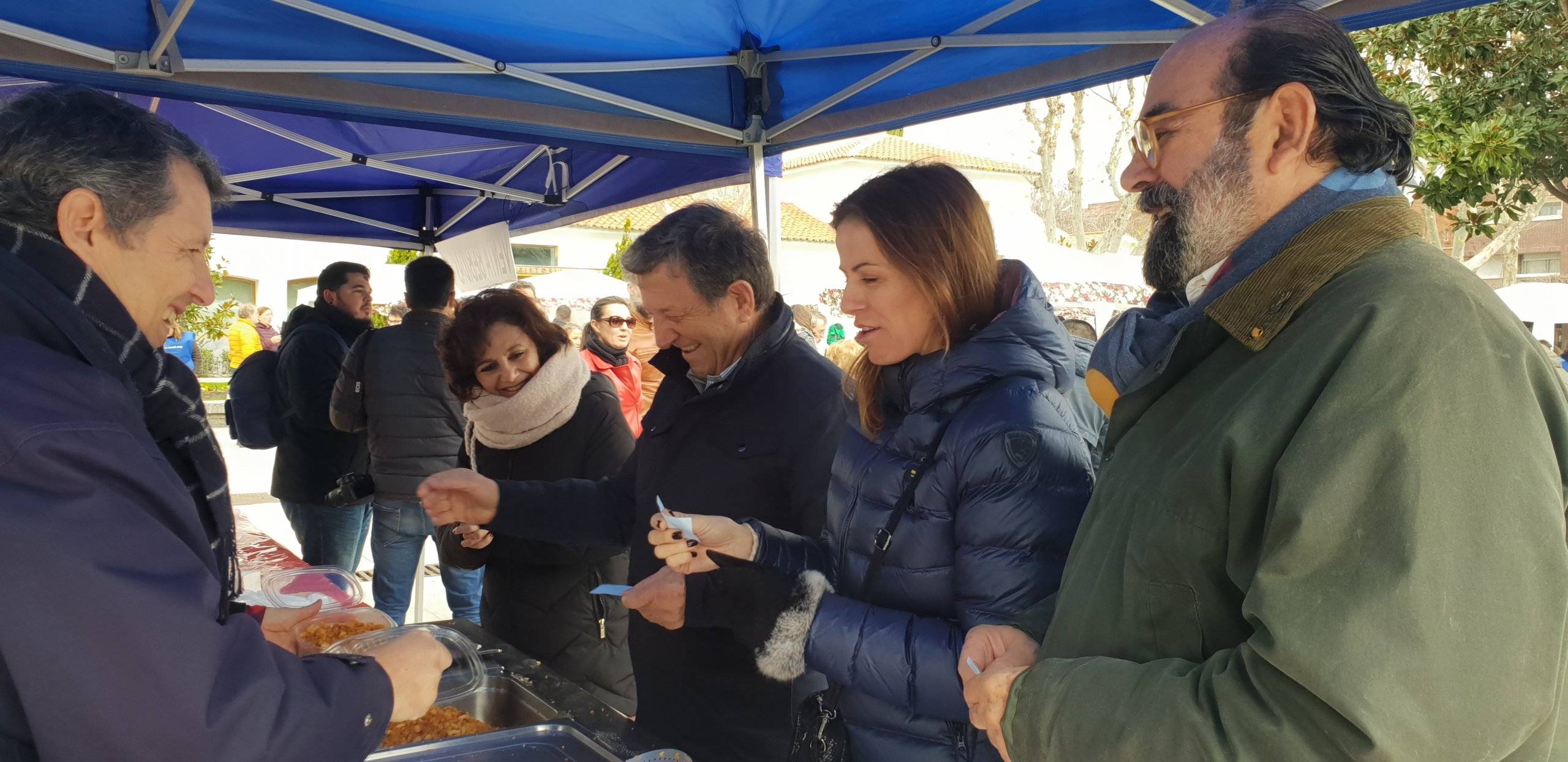 Autoridades locales degustando las tradicionales migas.