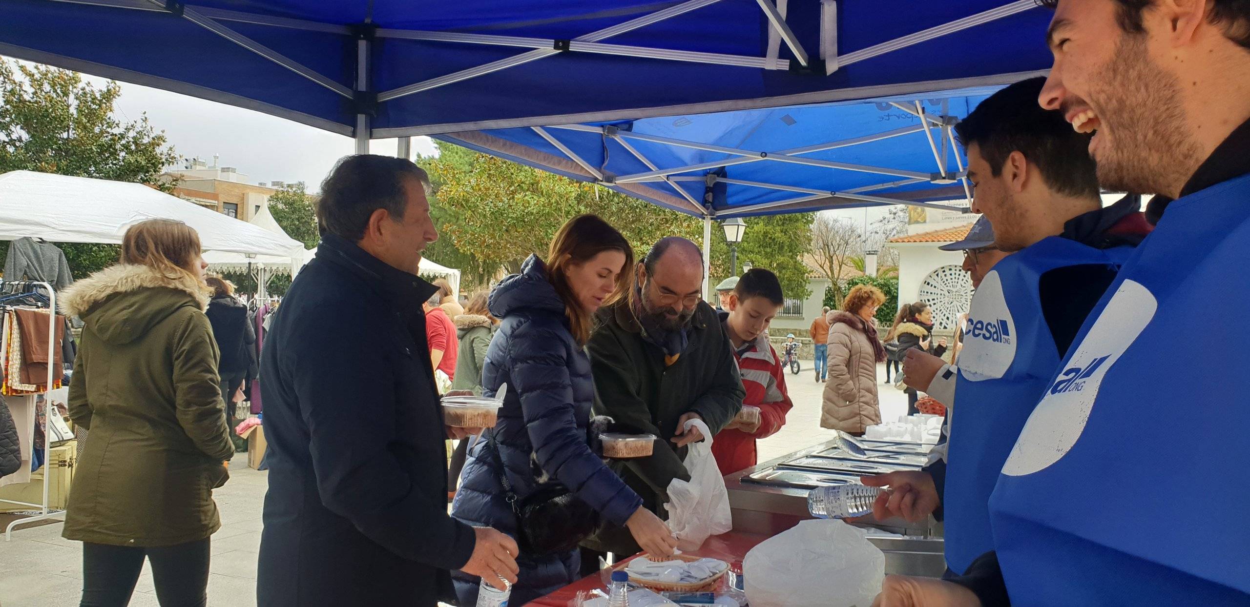 Autoridades locales degustando las tradicionales migas.