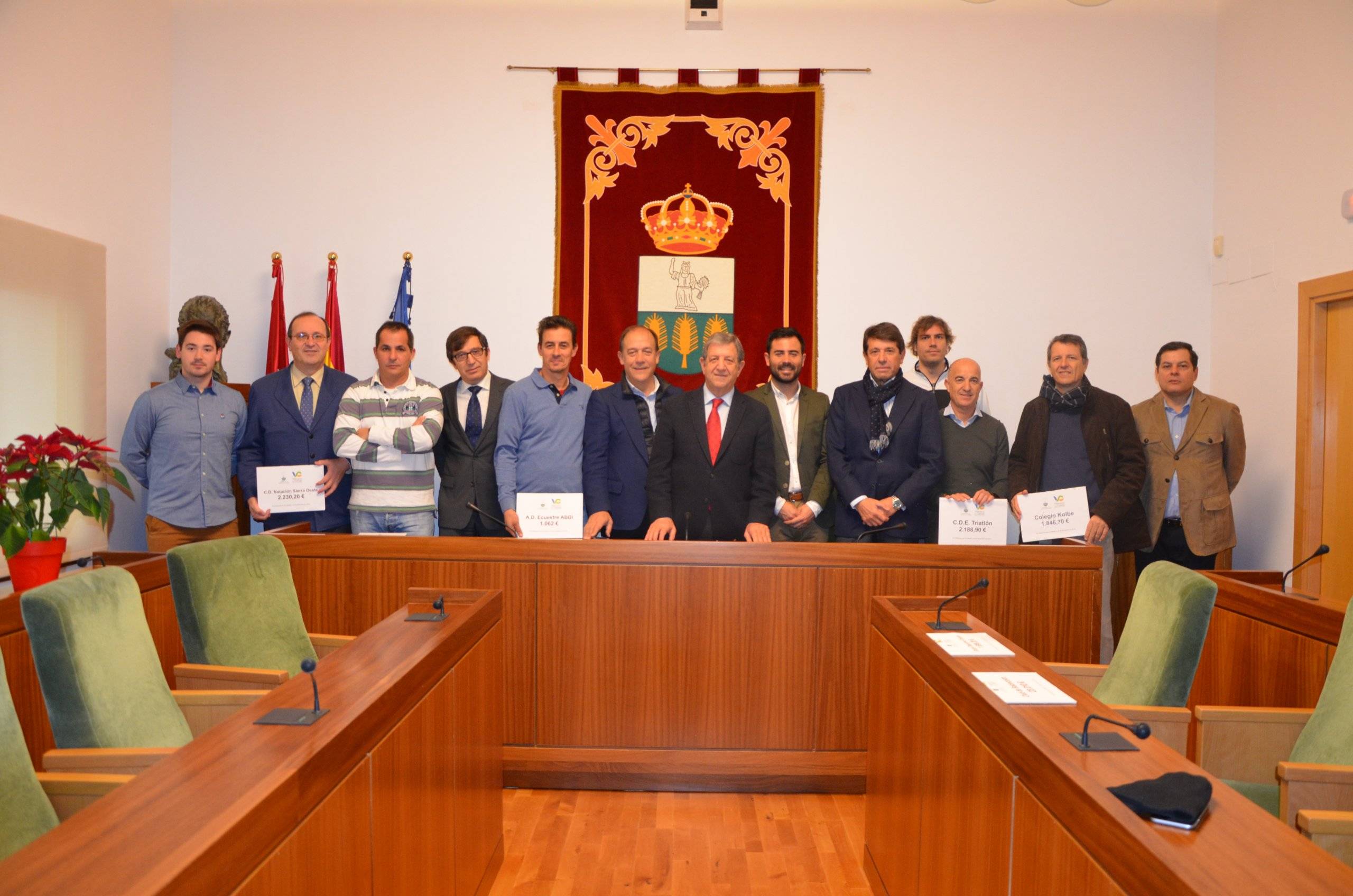 El alcalde, Luis Partida, junto al teniente de alcalde, Enrique Serrano, el concejal de Deportes, Ignacio González, y los representantes de los ocho clubes deportivos del municipio.