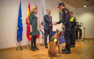 El cabo villanovense Pascual Zaballos y Drago recibiendo el galardón de manos del alcalde de Majadahonda y de la concejala de seguridad del mismo.