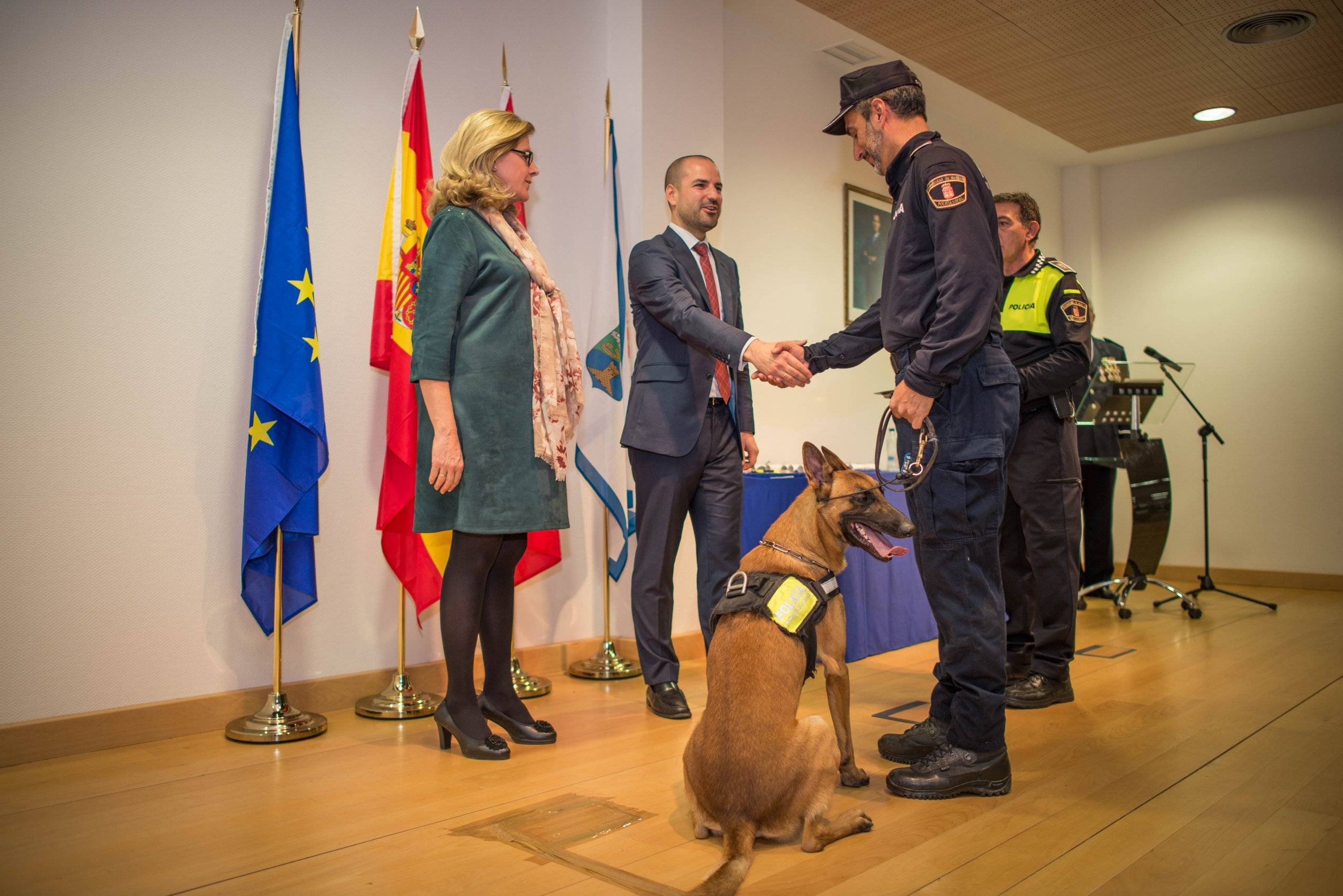 El cabo villanovense Pascual Zaballos y Drago recibiendo el galardón de manos del alcalde de Majadahonda y de la concejala de seguridad del mismo.