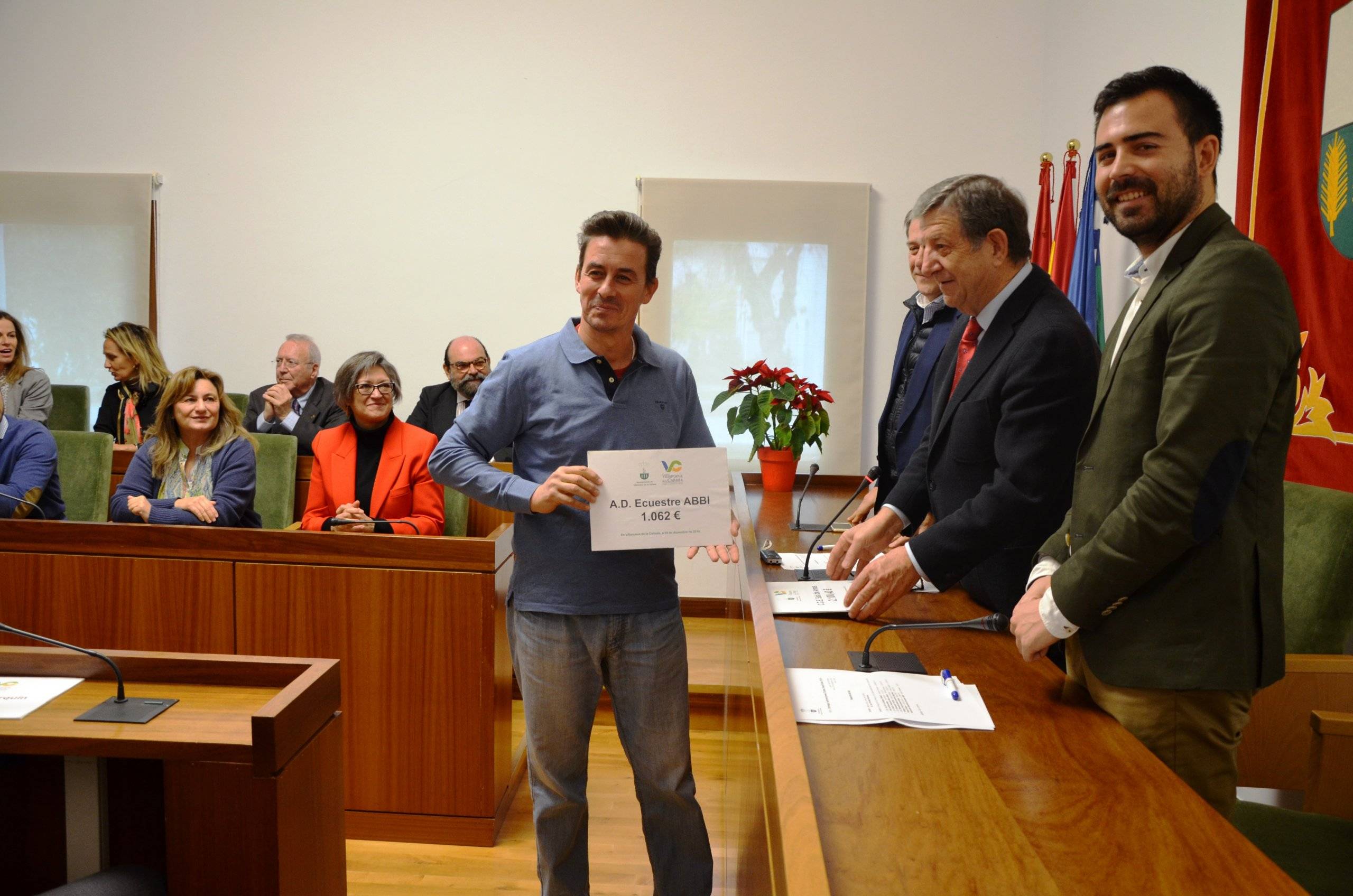 El representante del Asociación Deportiva Ecuestre ABBI recogiendo la subvención.