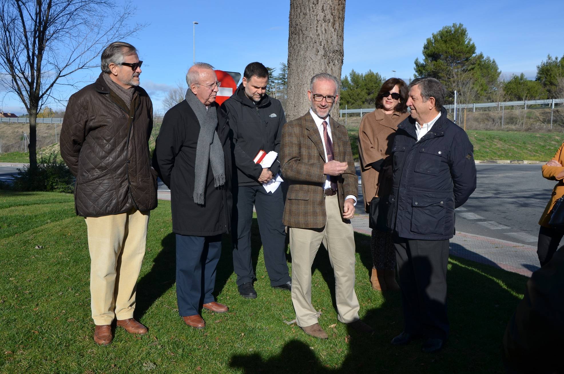 El alcalde, Luis Partida, acompañado de miembros de la comunidad de propietarios de la urbanización y promotores de la iniciativa.