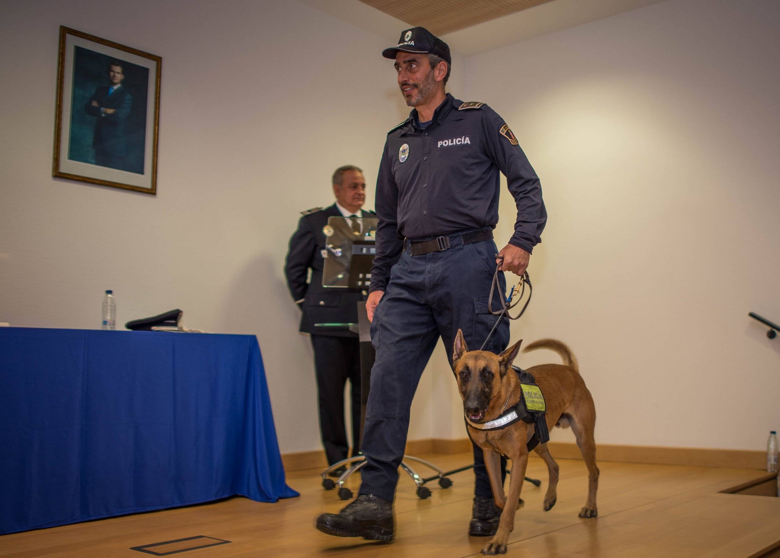 El cabo Pascual Zaballos y Drago, de la Unidad Canina villanovense, subiendo al escenario.