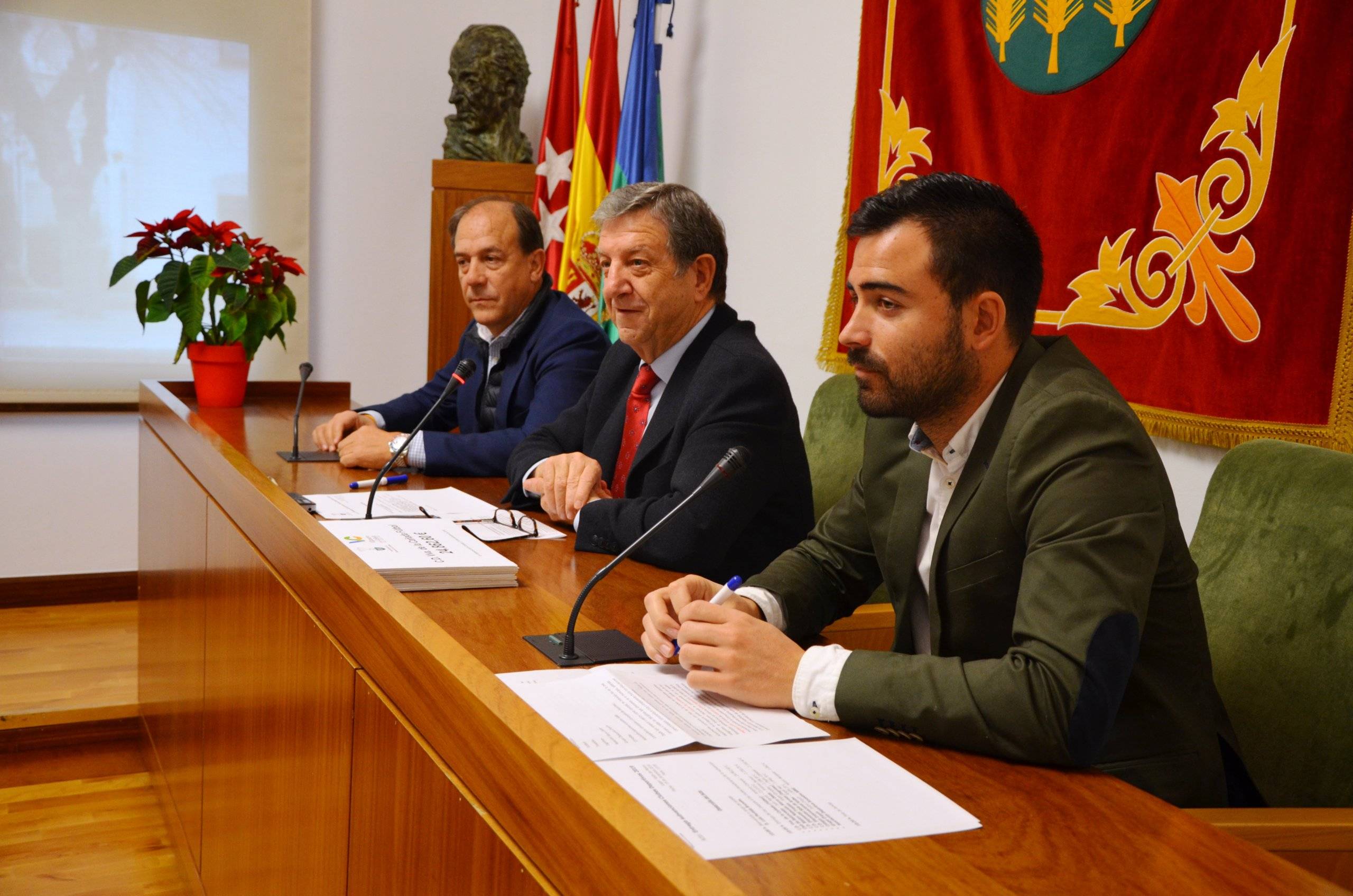 El alcalde, Luis Partida, junto al teniente de alcalde, Enrique Serrano y el concejal de Deportes, Ignacio González.