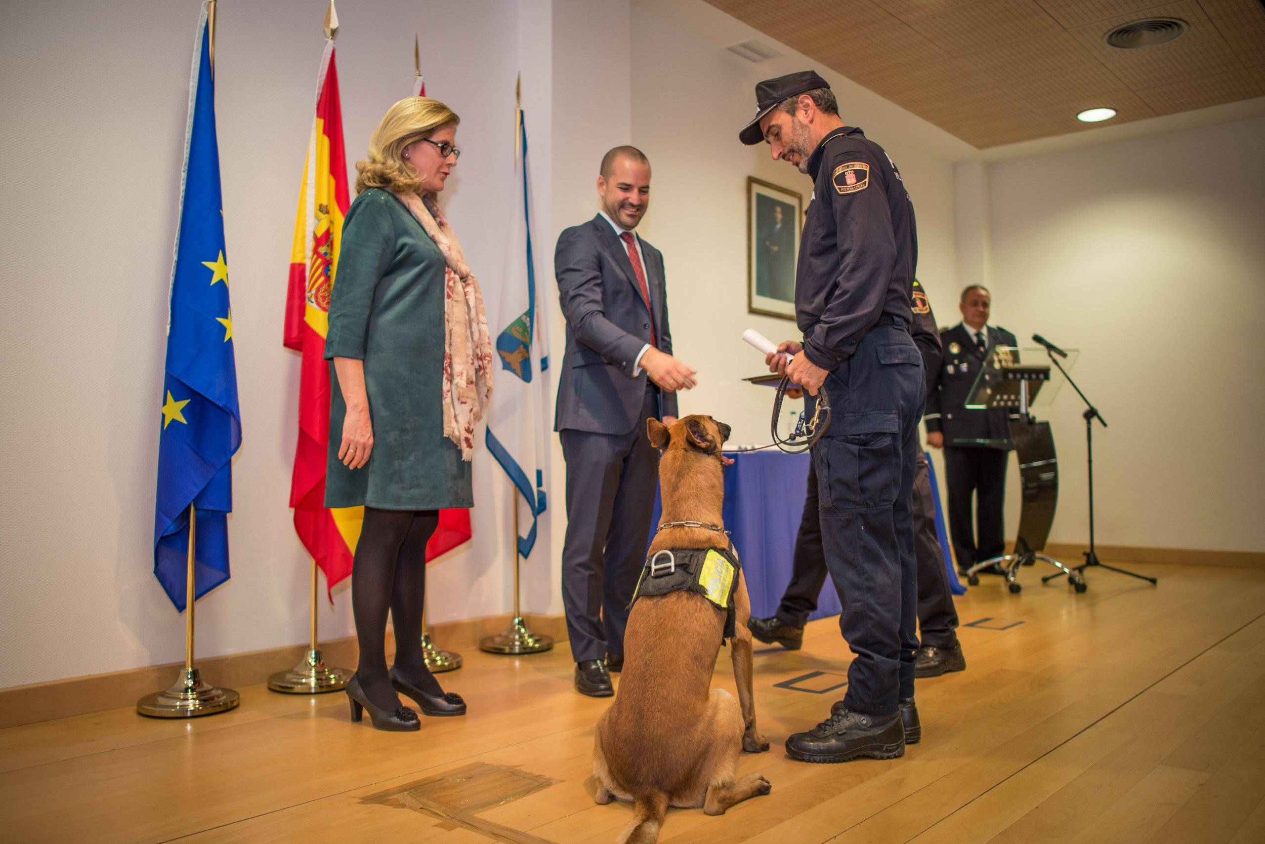 El cabo villanovense Pascual Zaballos y Drago recibiendo el galardón de manos del alcalde de Majadahonda y de la concejala de seguridad del mismo.