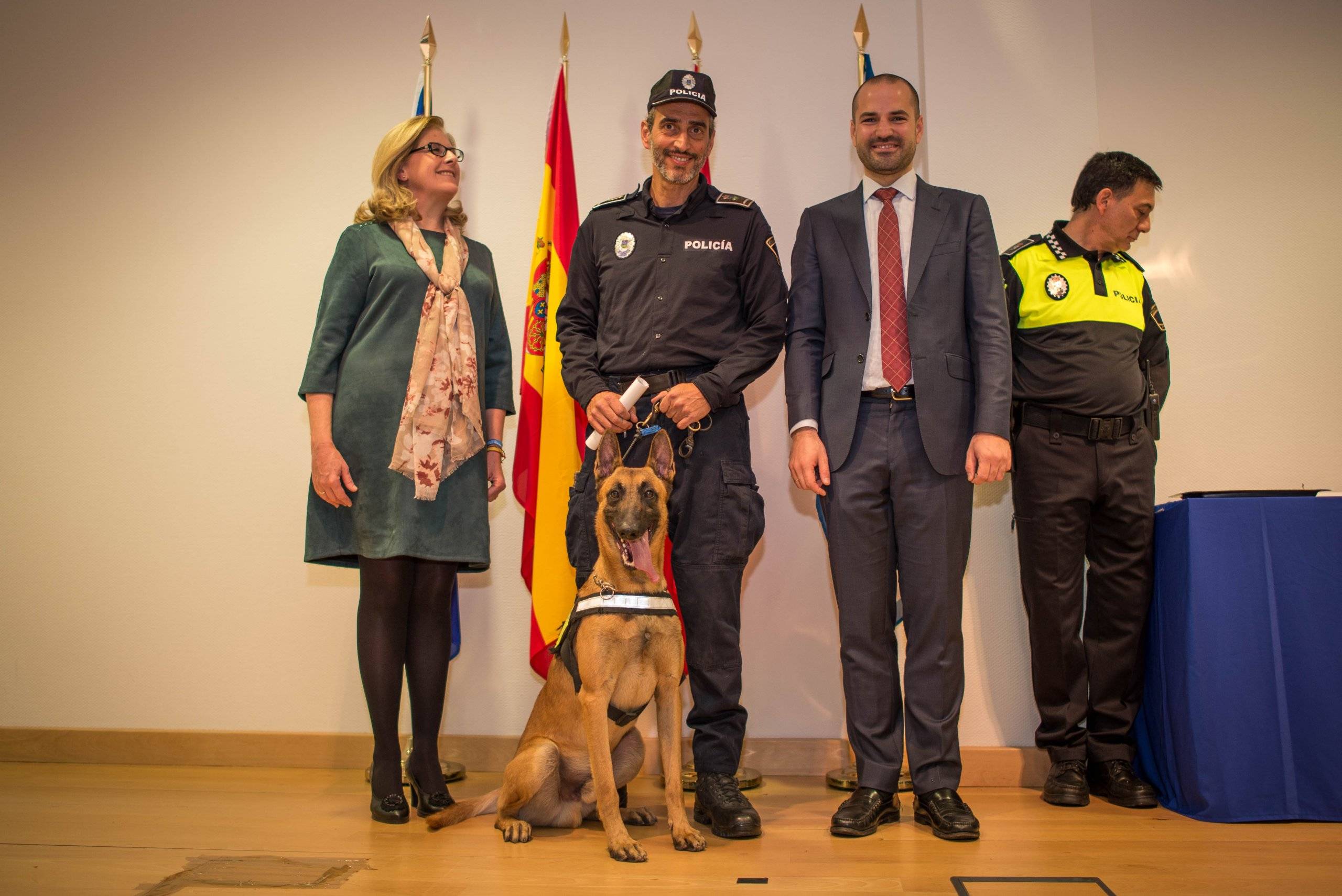 Foto de los galardonados junto a autoridades majariegas.