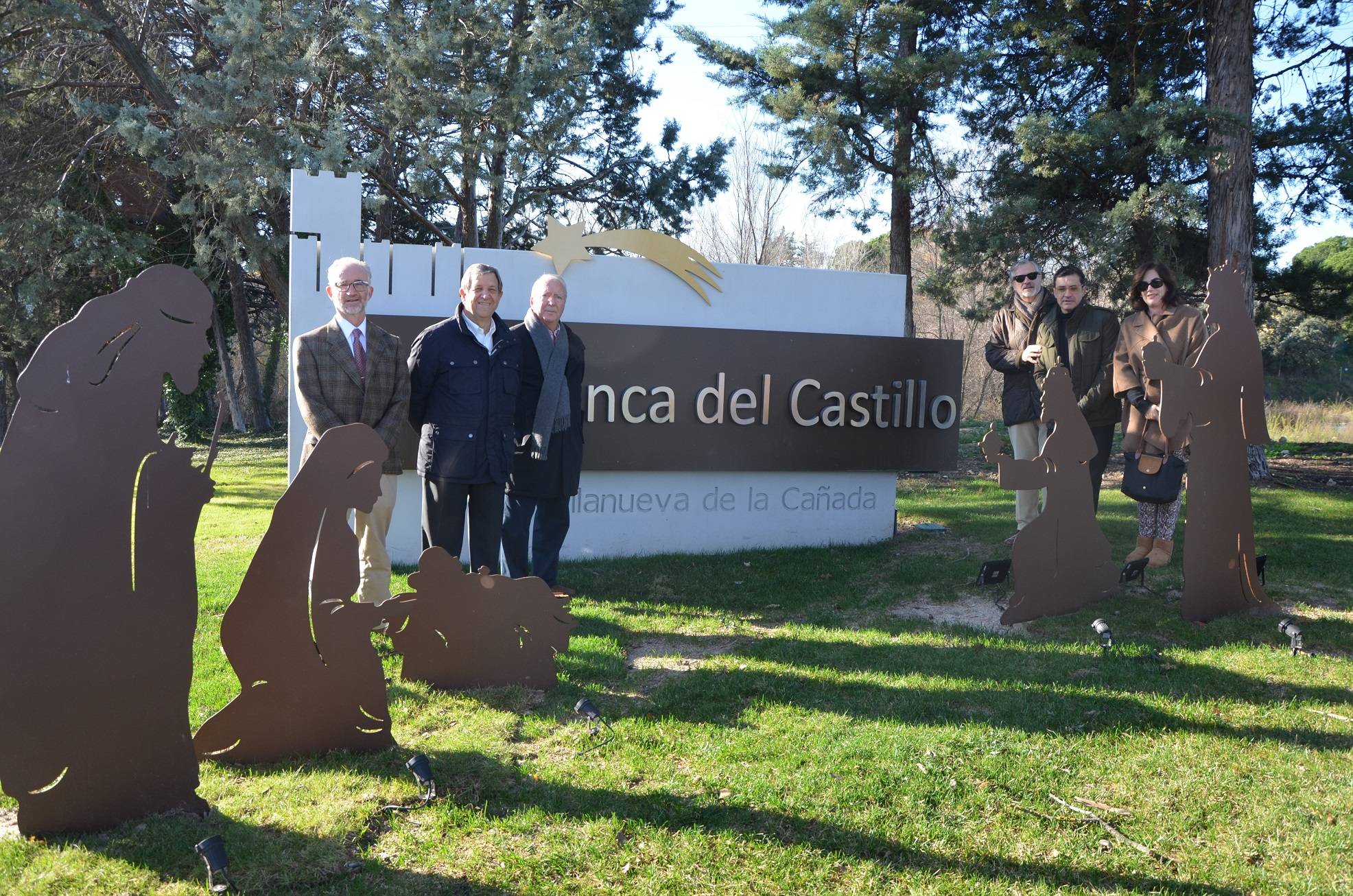 El alcalde, Luis Partida, y el concejal de Urbanizaciones, Manuel Ayora, junto al diseñador del nacimiento y miembros de la comunidad de propietarios de la urbanización.