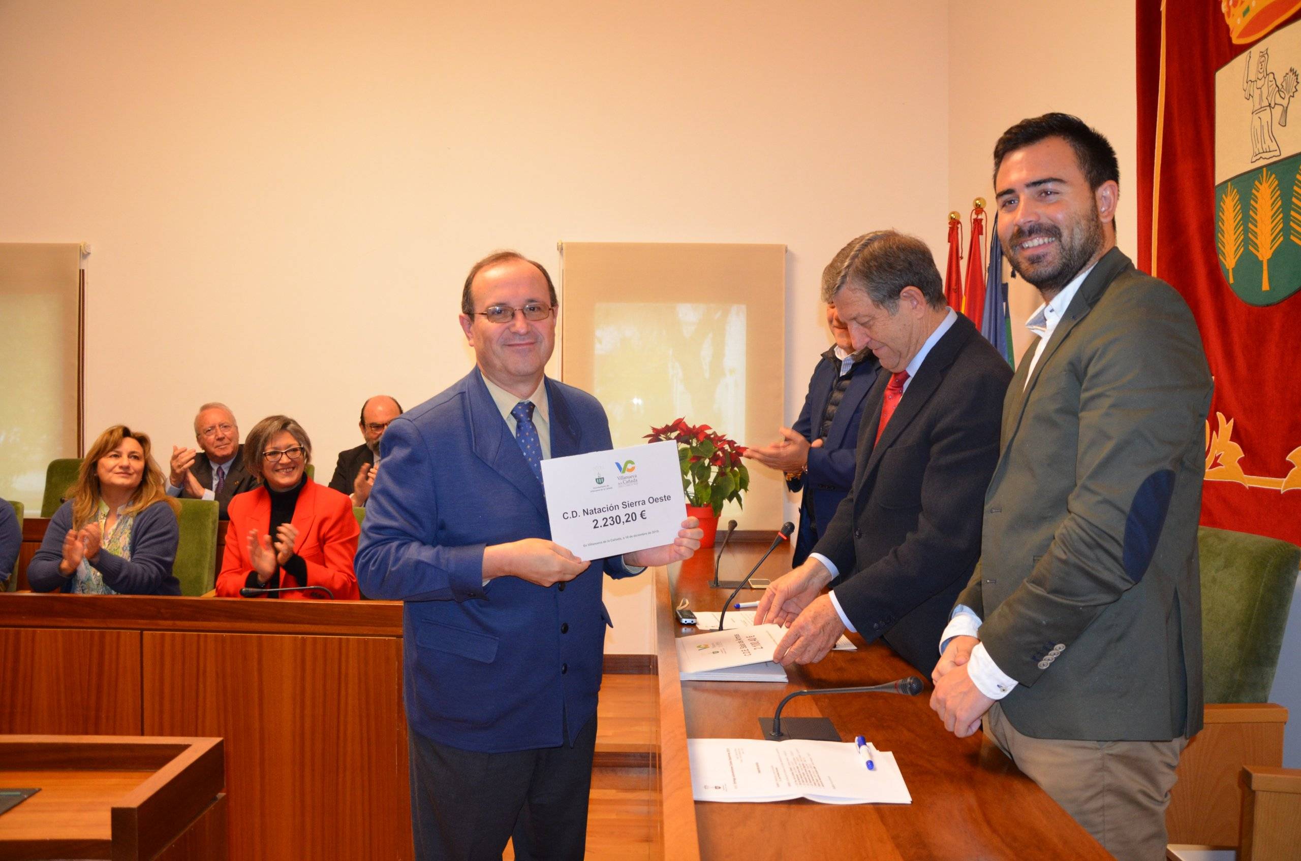 El representante del C.D. Básico de Natación Sierra Oeste recogiendo la subvención.