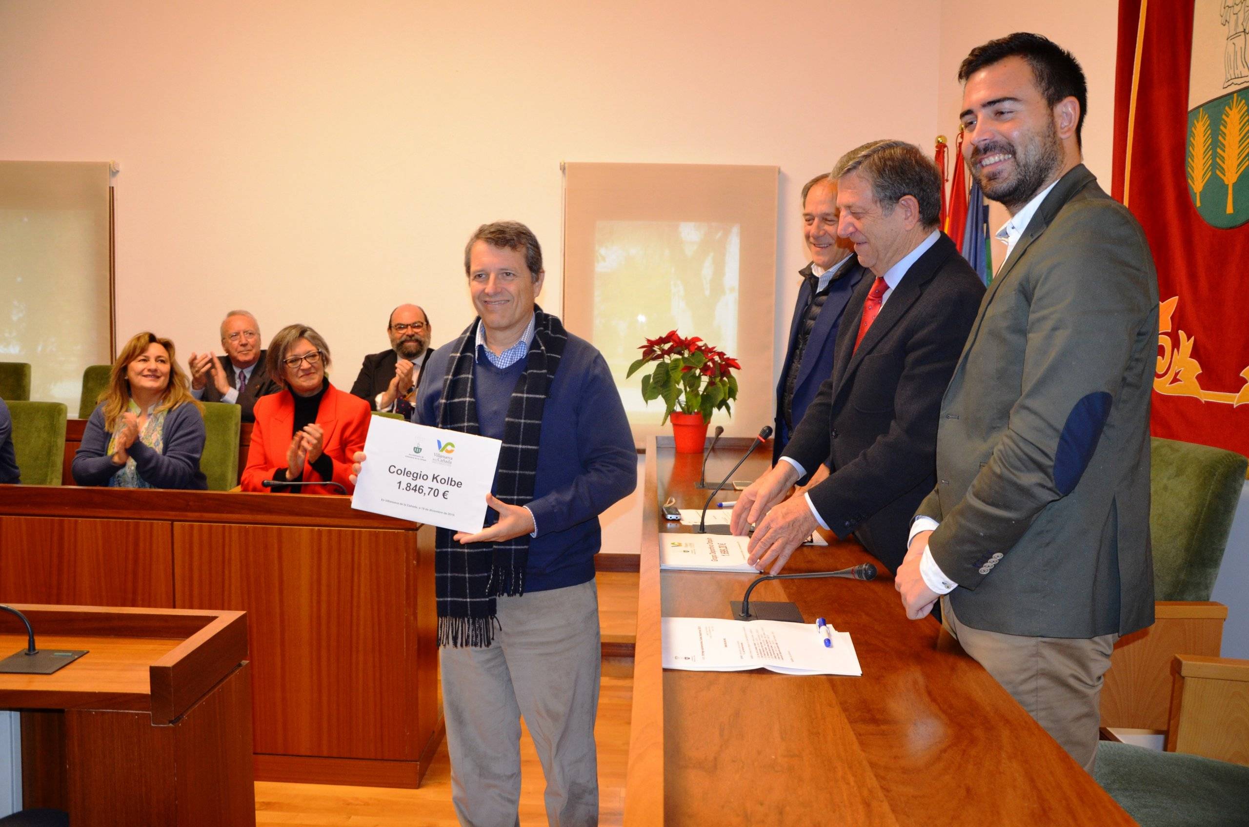 El representante del Colegio Internacional Kolbe recogiendo la subvención.